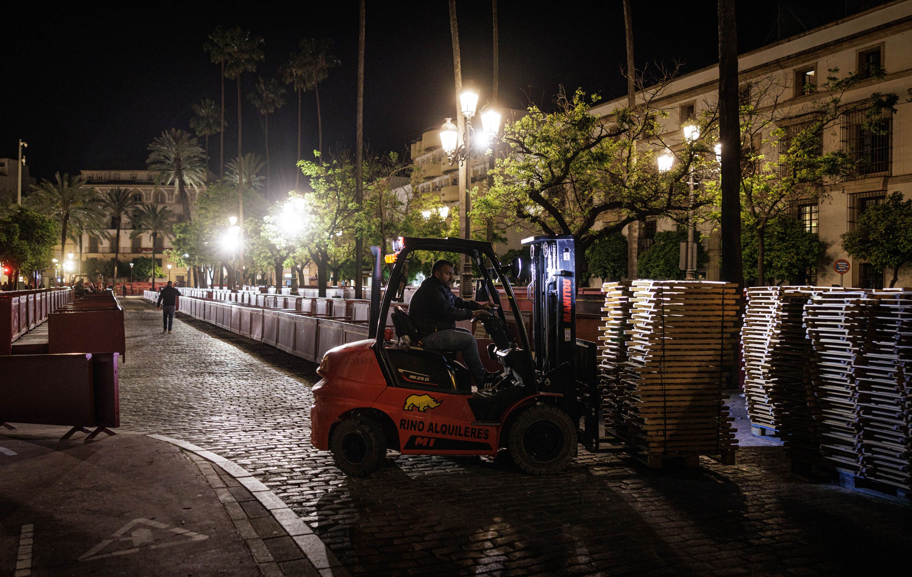Operarios trabajan, desde la noche de este pasado Sábado Santo, en el desmontaje de toda la Carrera Oficial en Jerez. Operarios trabajan, desde la noche de este pasado Sábado Santo, en el desmontaje de toda la Carrera Oficial en Jerez.