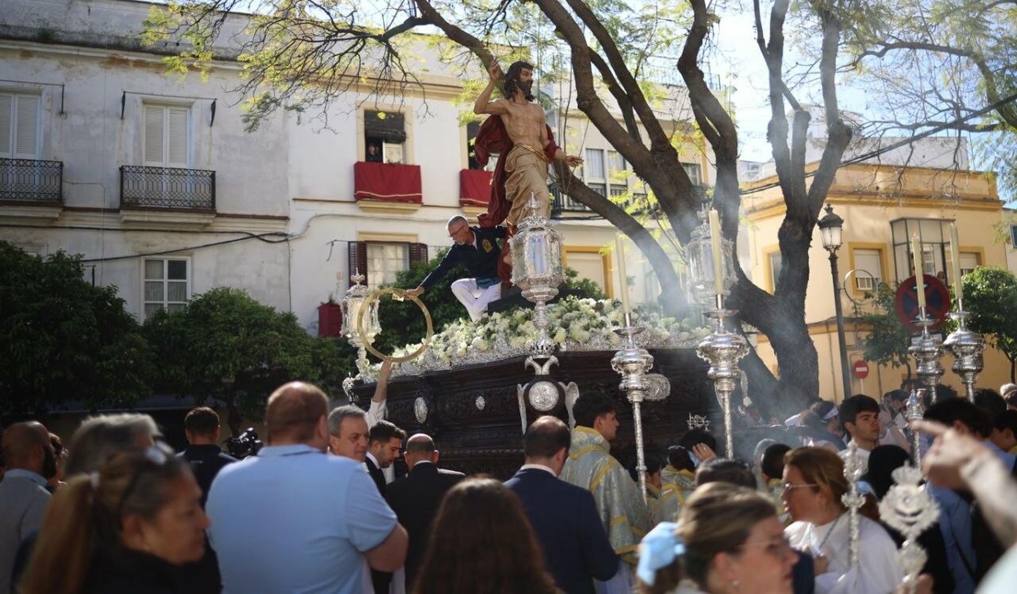 La imagen de Jesús Resucitado en las calles de Jerez instantes posteriores a la retirada del nimbo