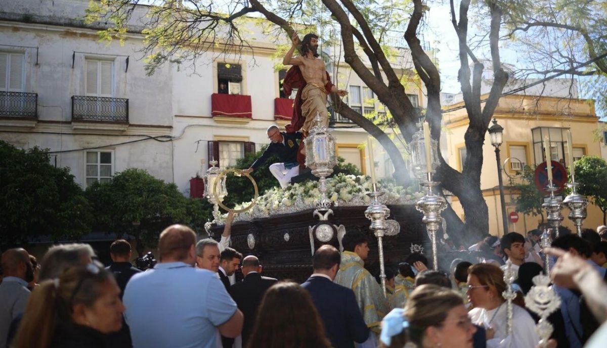 La imagen de Jesús Resucitado en las calles de Jerez instantes posteriores a la retirada del nimbo