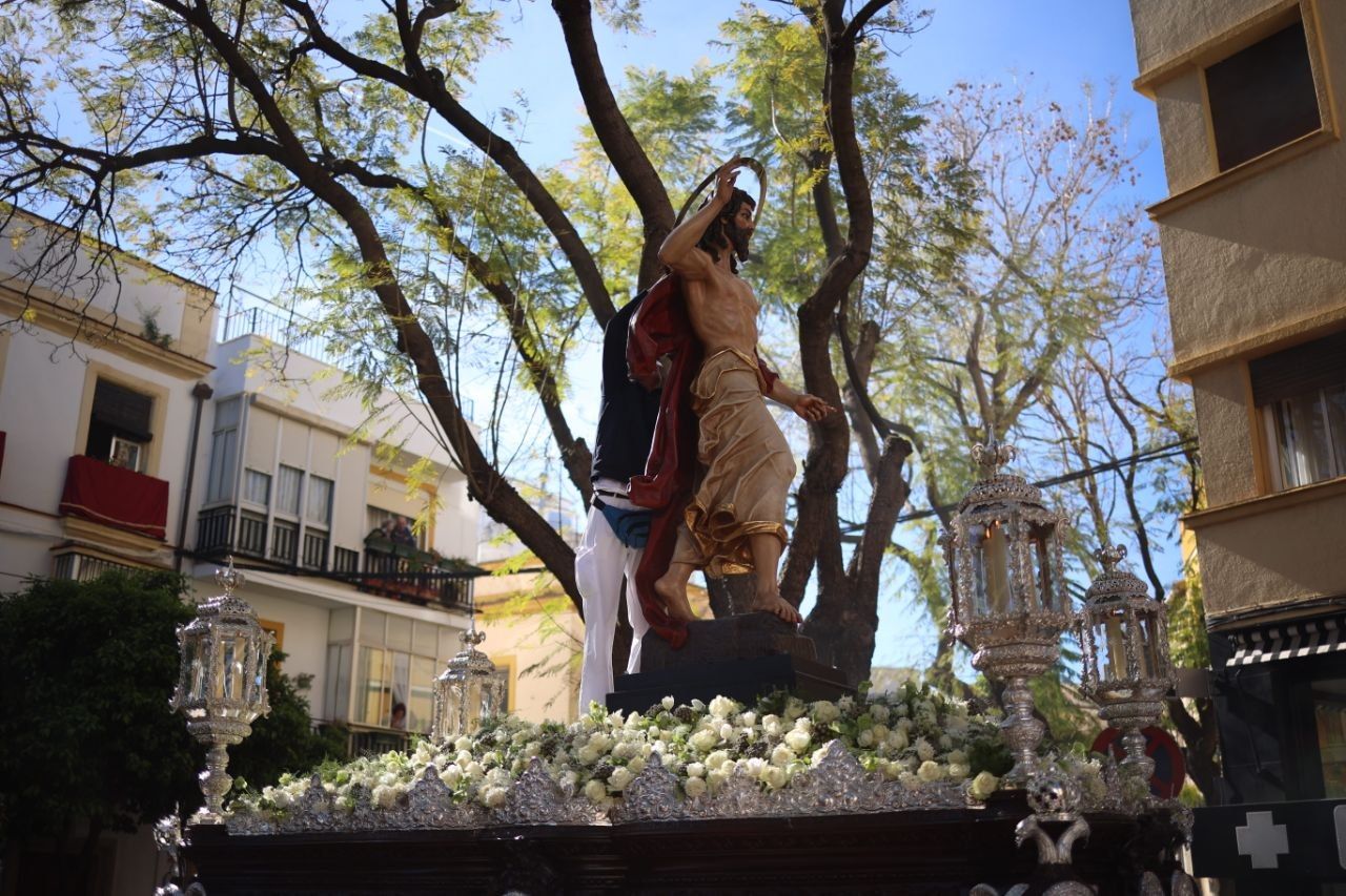 Momento en el que retiran el nimbo al Resucitado en Jerez. Momento en el que retiran el nimbo al Resucitado en Jerez.