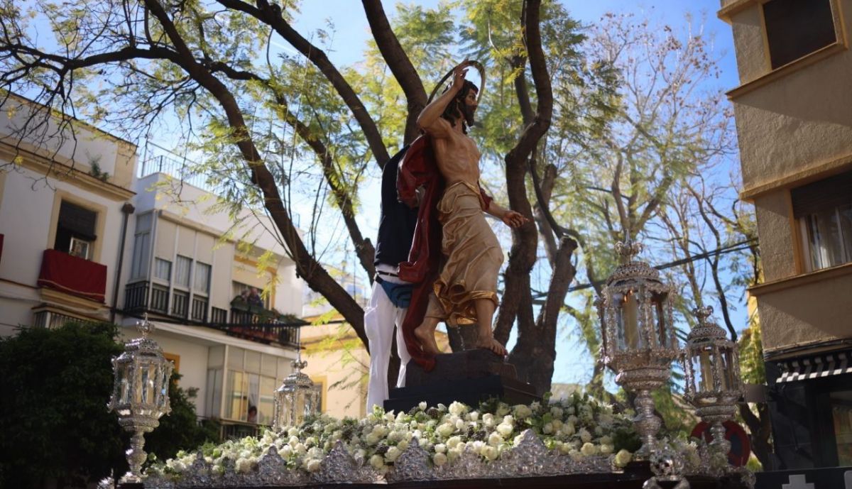 Momento en el que retiran el nimbo al Resucitado en Jerez.