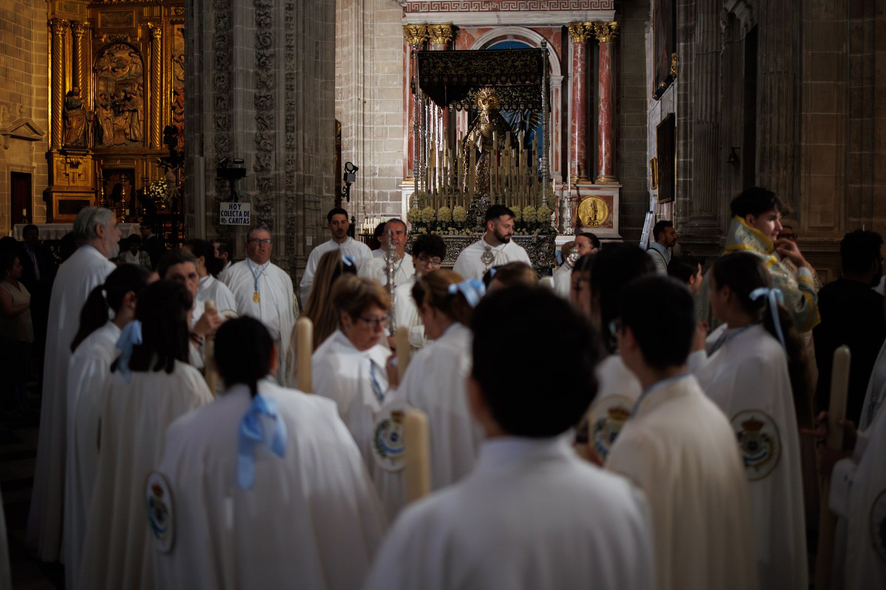La Hermandad del Resucitado en la salida desde San Miguel La Hermandad del Resucitado en la salida desde San Miguel