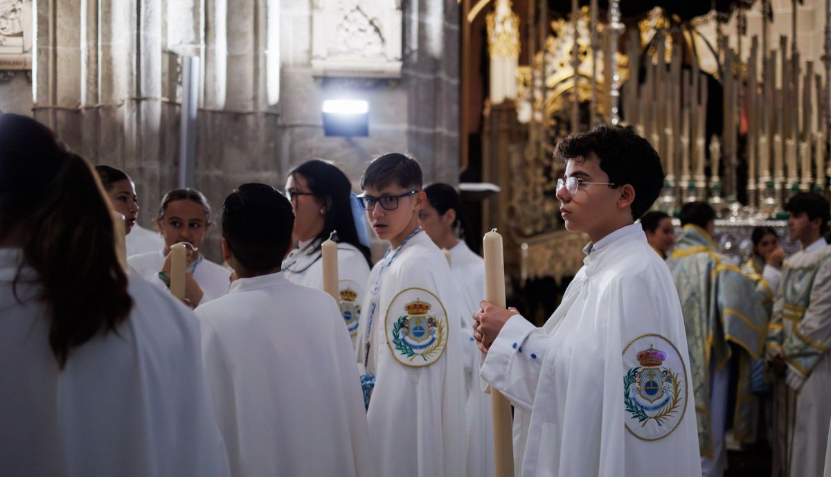 Hermanos de la cofradía sin el antifaz.