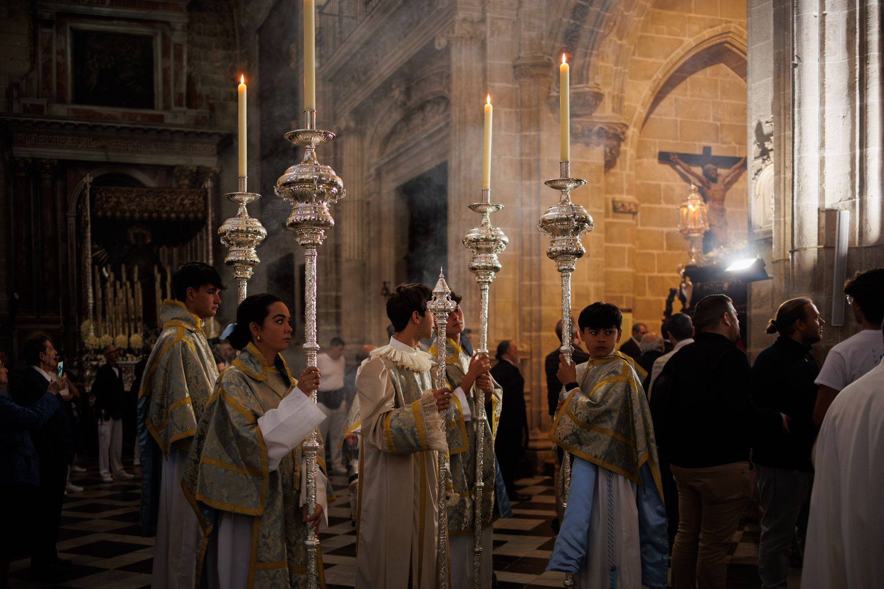 La Hermandad del Resucitado en la salida desde San Miguel La Hermandad del Resucitado en la salida desde San Miguel