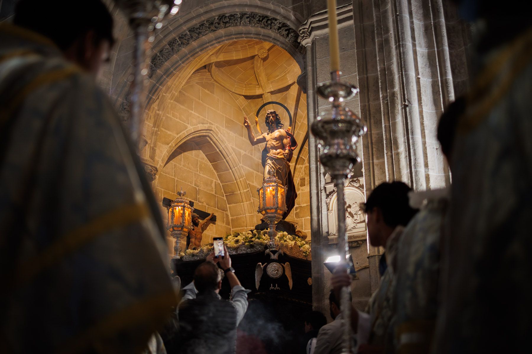La Hermandad del Resucitado en la salida desde San Miguel La Hermandad del Resucitado en la salida desde San Miguel