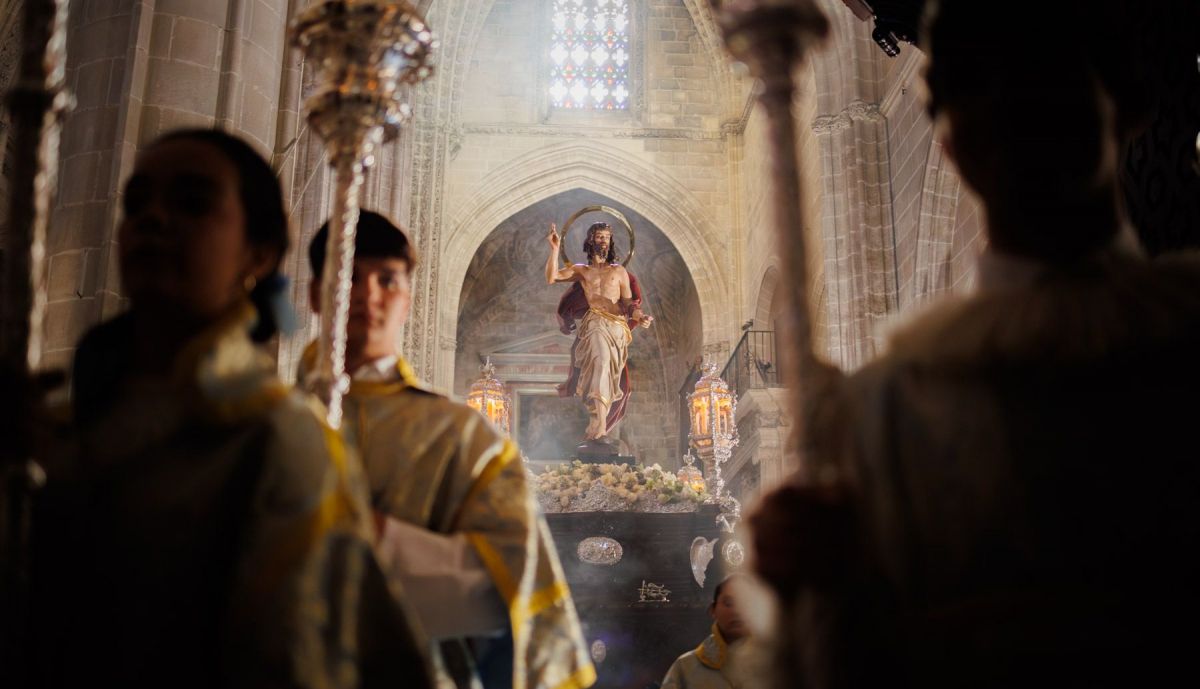 El Resucitado en el interior de San Miguel.  la salida desde San Miguel