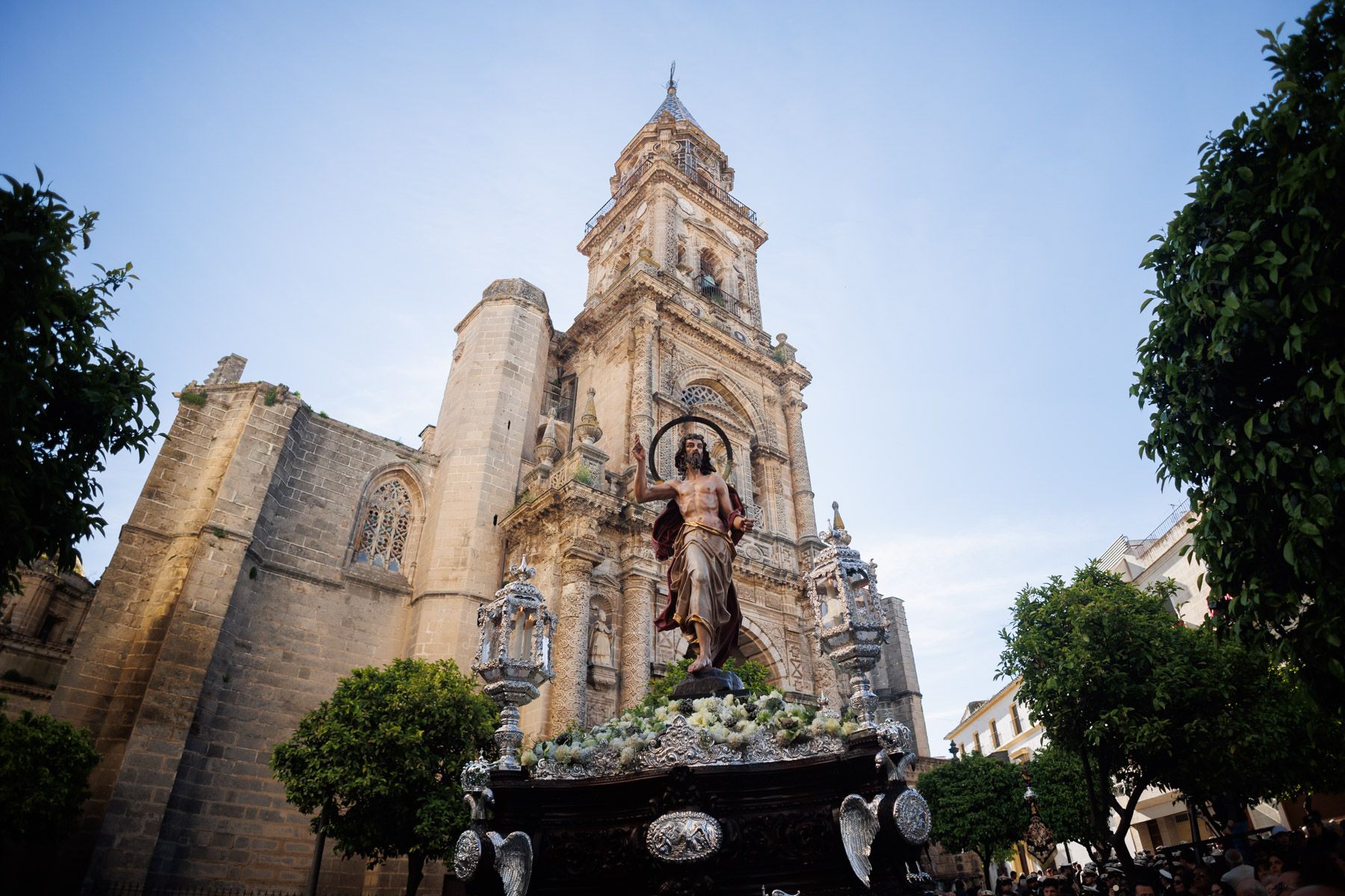 El Resucitado ante la fachada de San Miguel. El Resucitado ante la fachada de San Miguel.