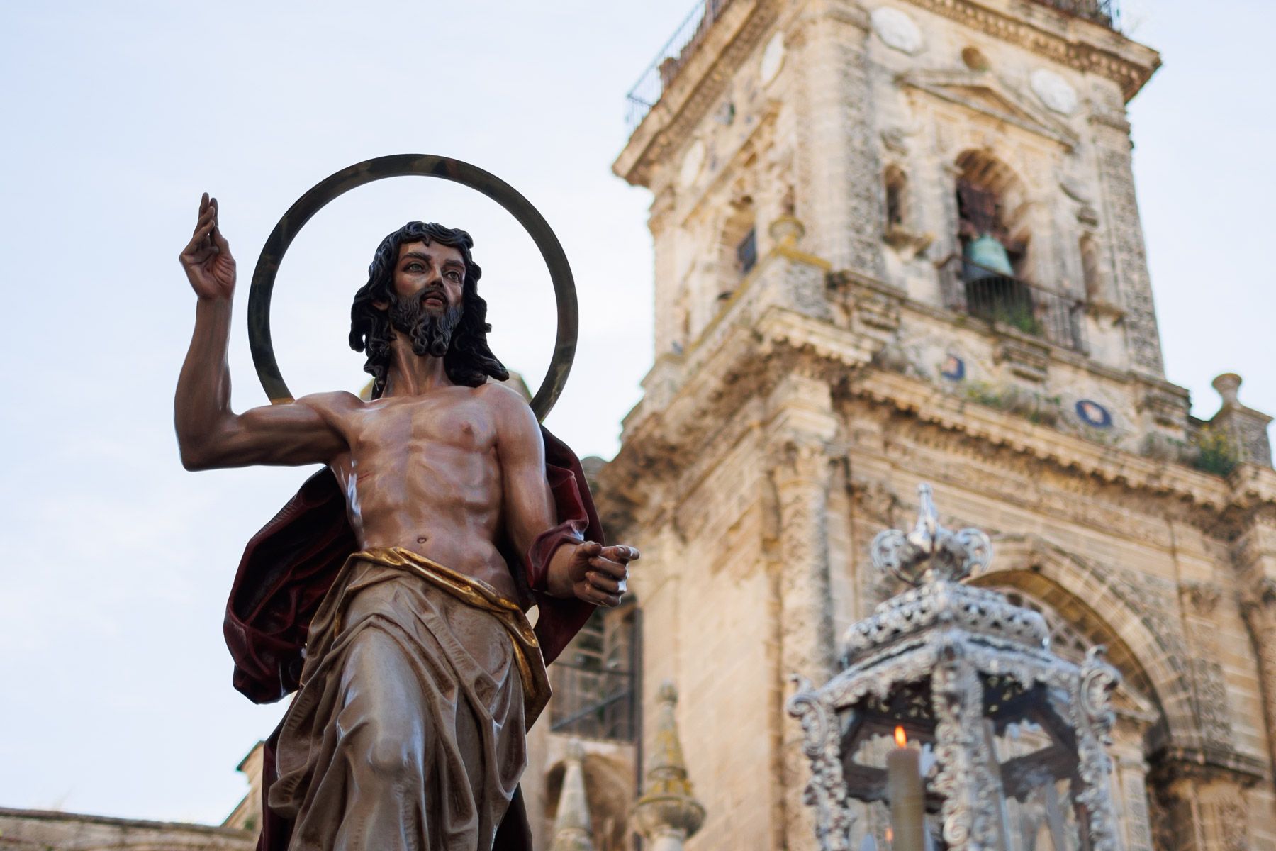 La Hermandad del Resucitado en la salida desde San Miguel La Hermandad del Resucitado en la salida desde San Miguel