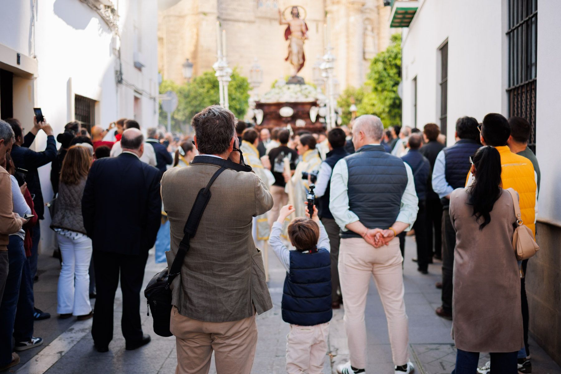 La Hermandad del Resucitado en la salida desde San Miguel La Hermandad del Resucitado en la salida desde San Miguel