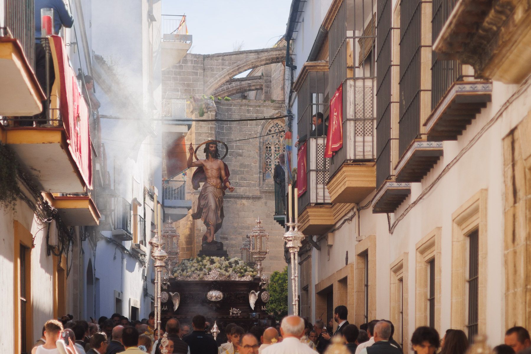 La Hermandad del Resucitado en la salida desde San Miguel La Hermandad del Resucitado en la salida desde San Miguel