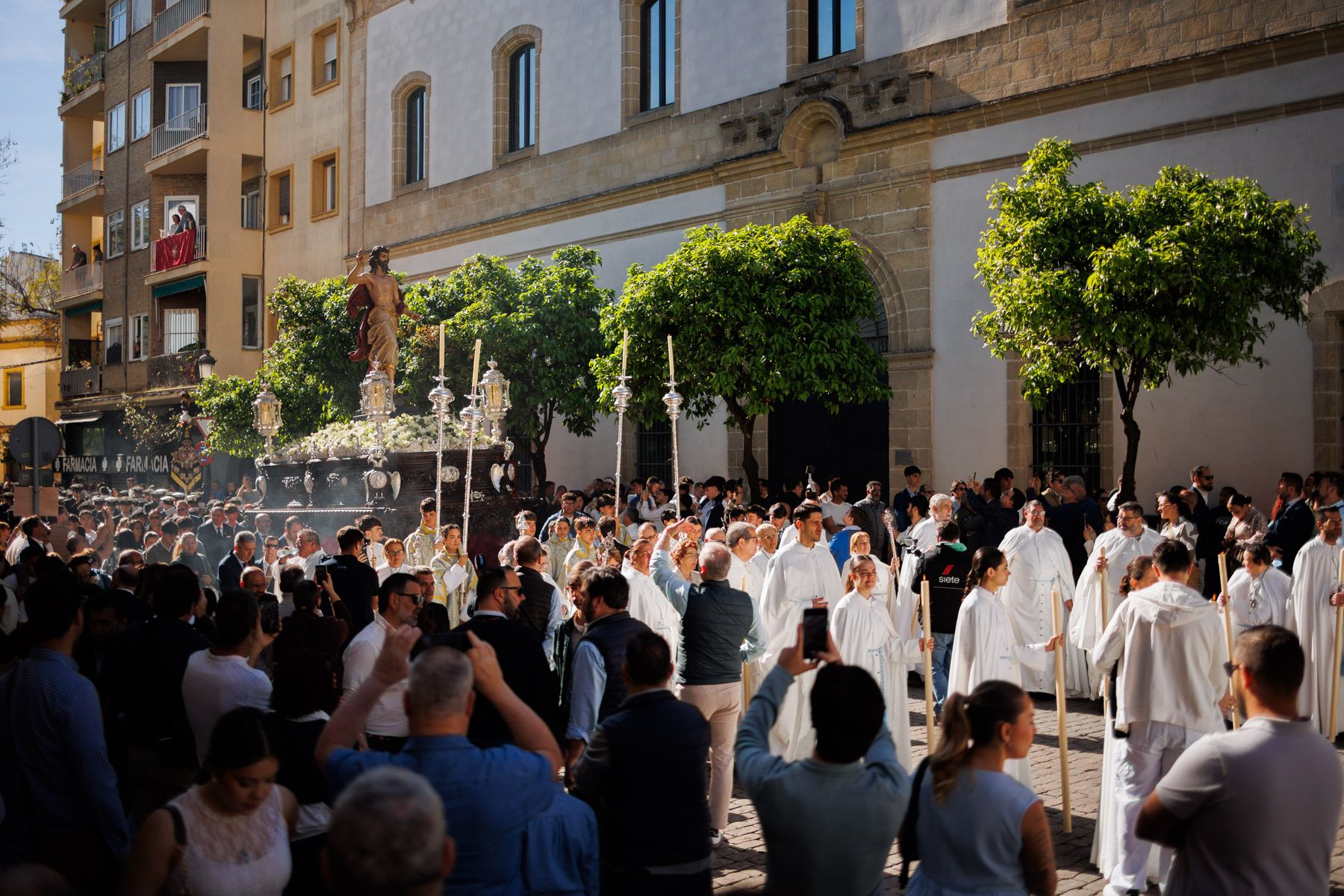 La Hermandad del Resucitado en la salida desde San Miguel La Hermandad del Resucitado en la salida desde San Miguel