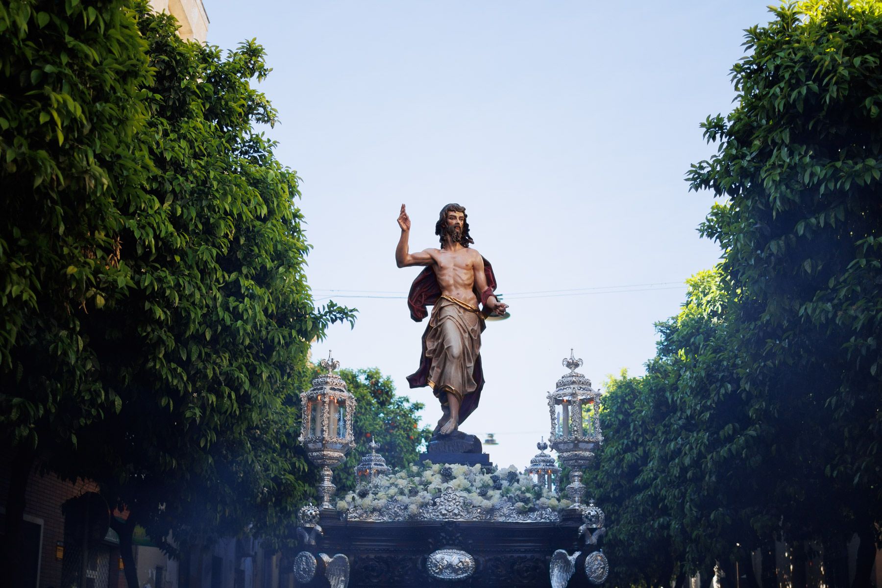La Hermandad del Resucitado en la salida desde San Miguel La Hermandad del Resucitado en la salida desde San Miguel