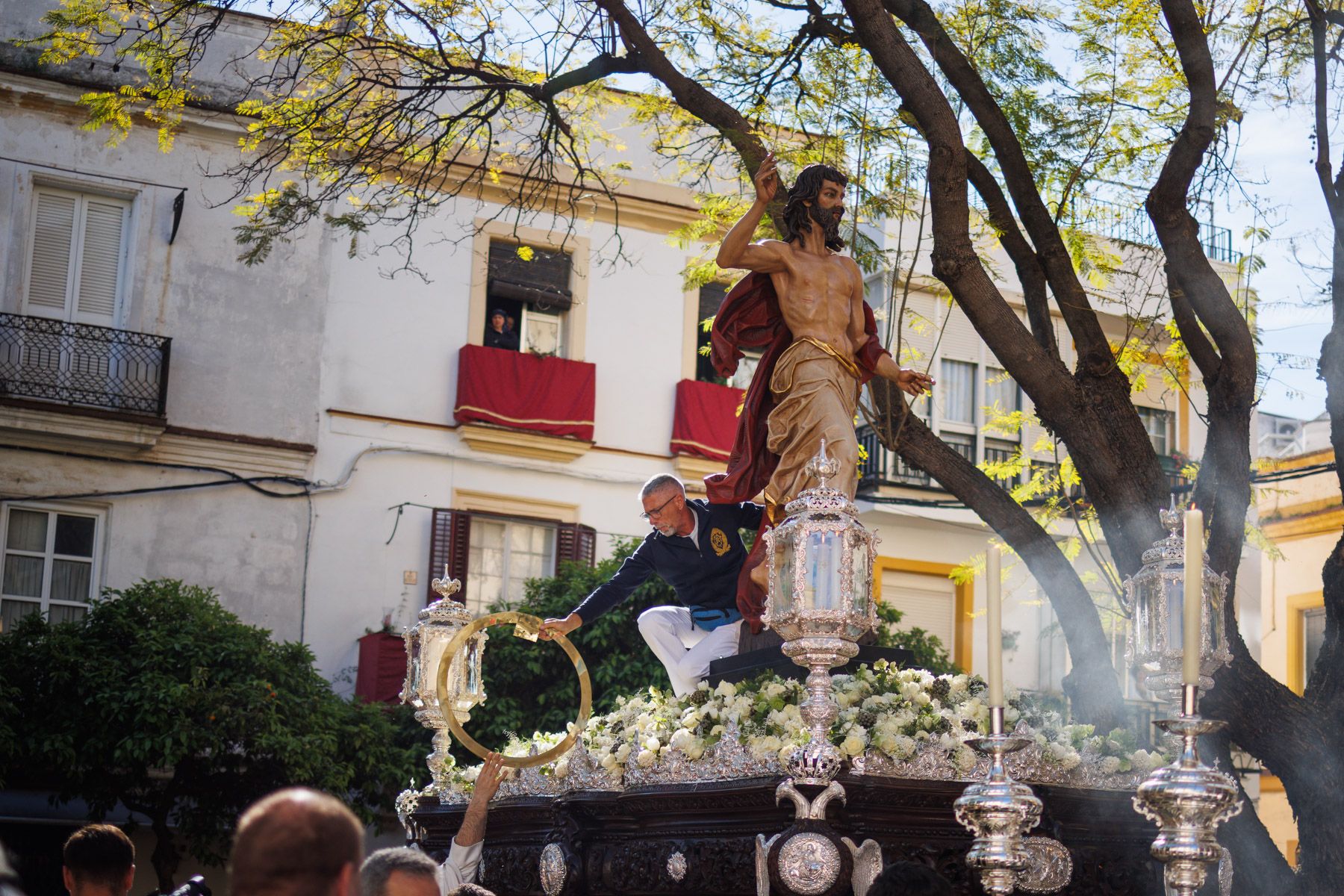 La Hermandad del Resucitado en la salida desde San Miguel La Hermandad del Resucitado en la salida desde San Miguel