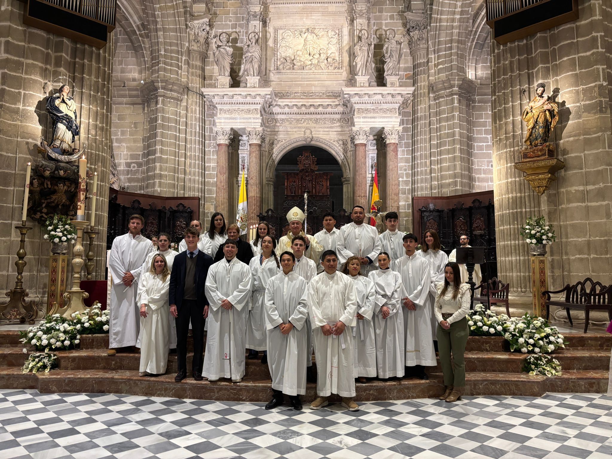 El obispo ayer en la Catedral con un grupo que participó en el rito de iniciación cristiana. 