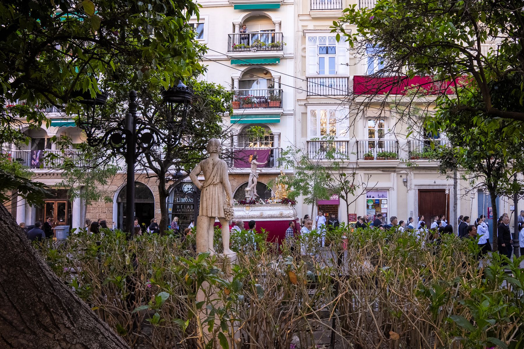 Domingo de Resurrección en Cádiz: luz, calor y el triunfo de la vida