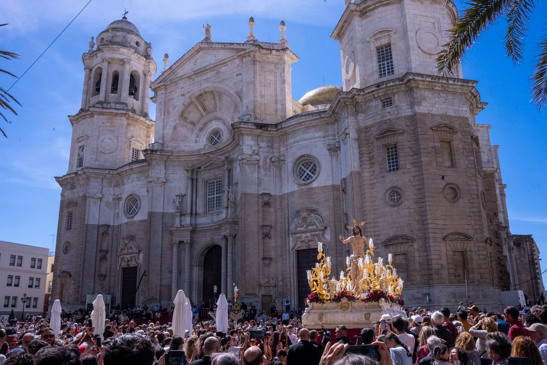 Domingo de Resurrección en Cádiz: luz, calor y el triunfo de la vida