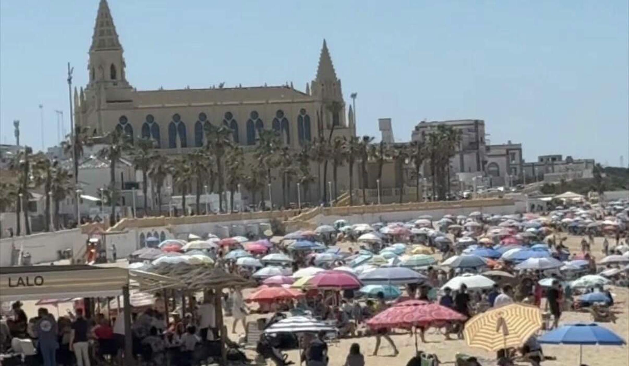 Chipiona cierra las vacaciones de Semana Santa con sus playas a rebosar Chipiona cierra las vacaciones de Semana Santa con sus playas a rebosar