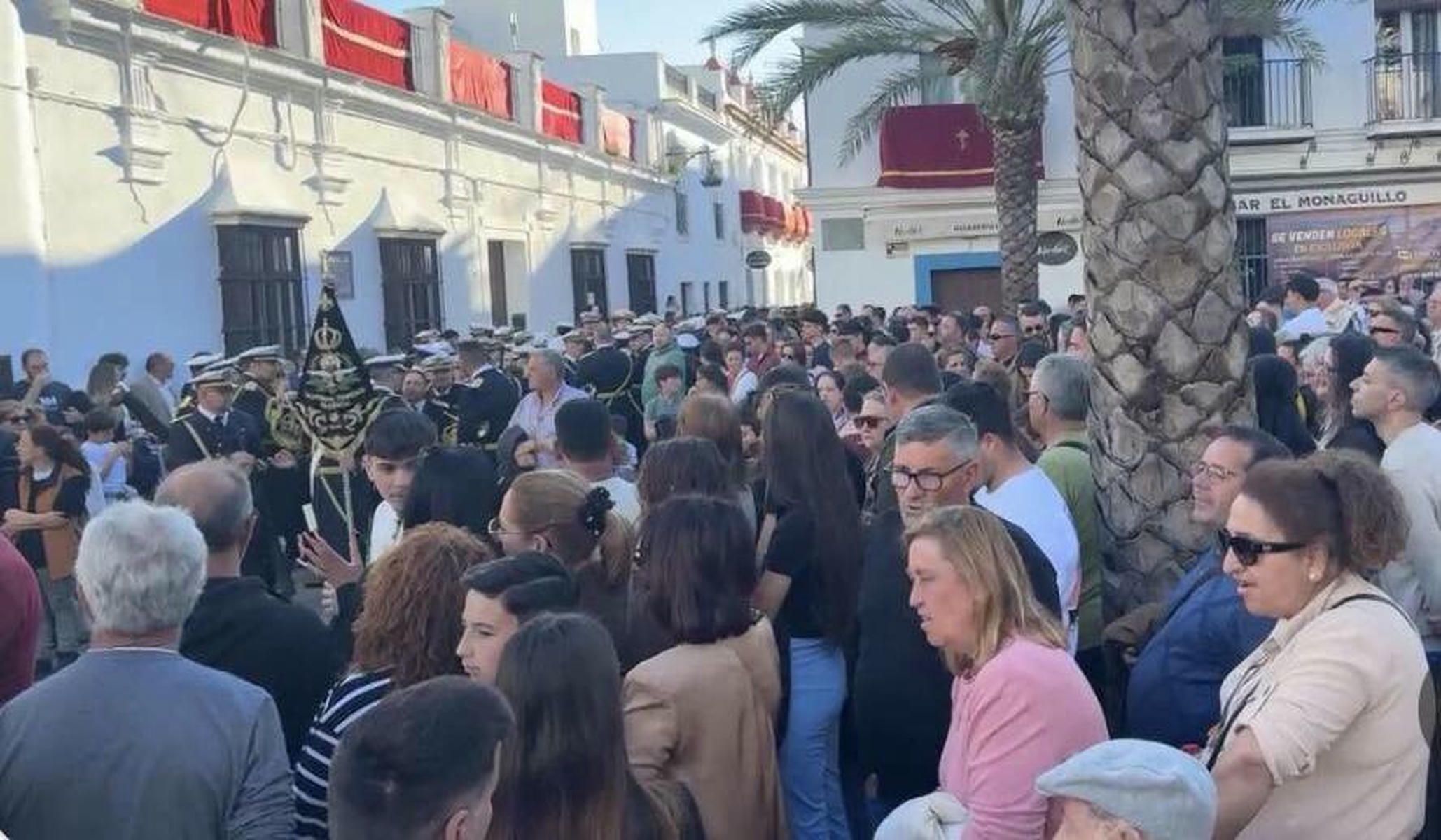 Chipiona durante la Semana Santa con sus calles repletas de público