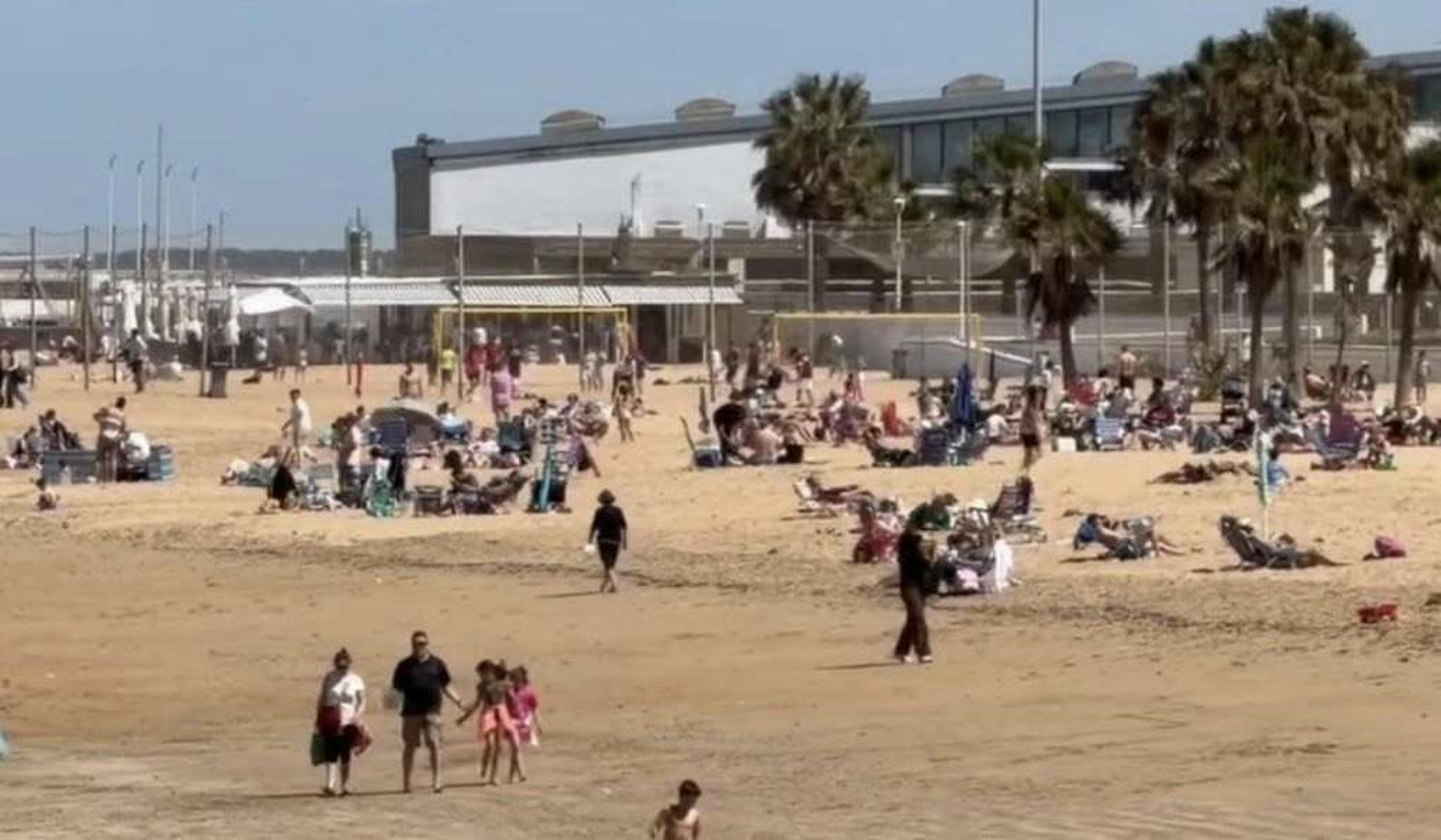 El buen tiempo anima a muchos visitantes a cerrar las vacaciones en las playas de Chipiona