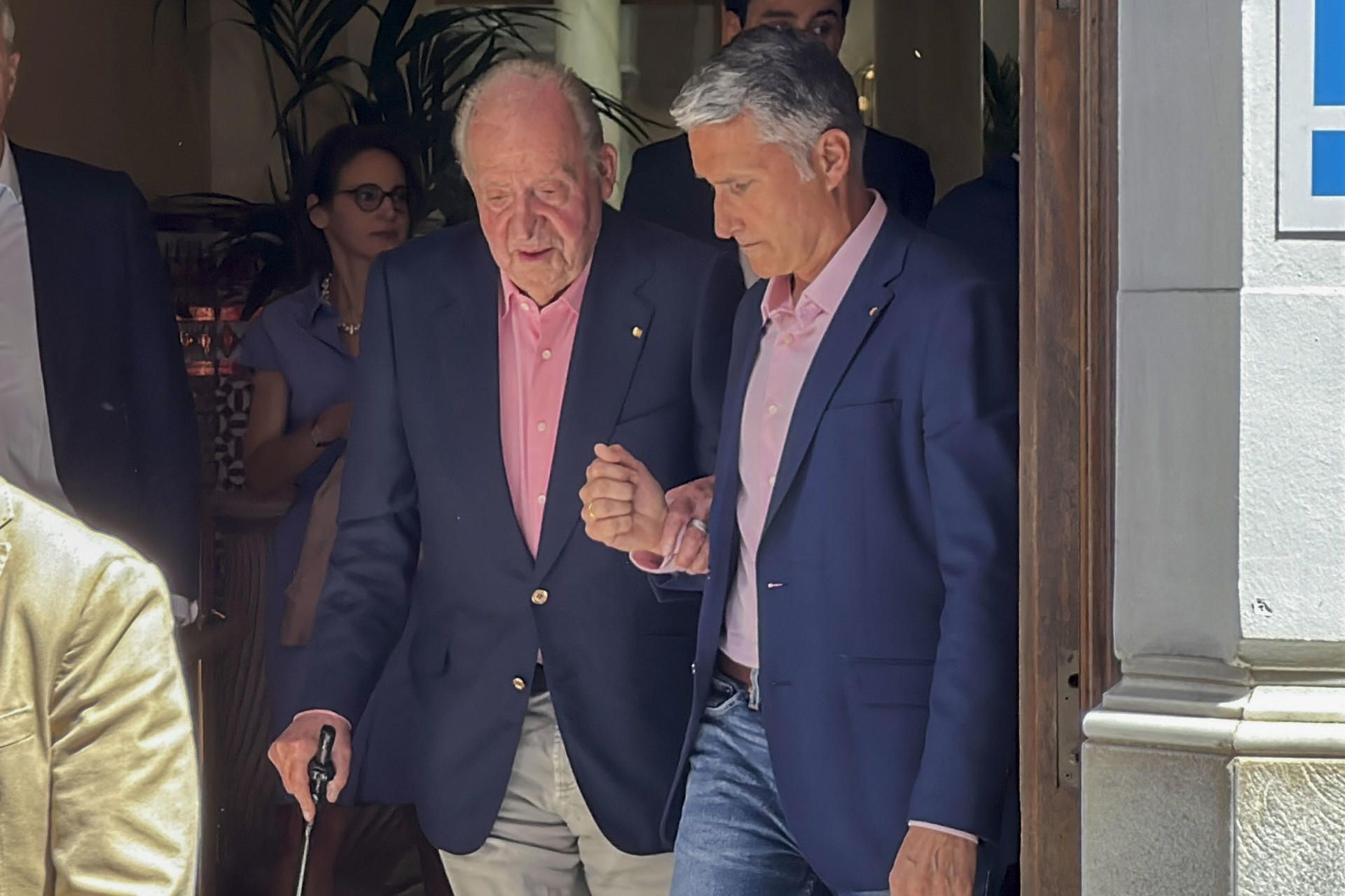 El rey emérito Juan Carlos I, a su llegada al centro de Sevilla este Domingo de Resurrección. El rey emérito Juan Carlos I, a su llegada al centro de Sevilla este Domingo de Resurrección.