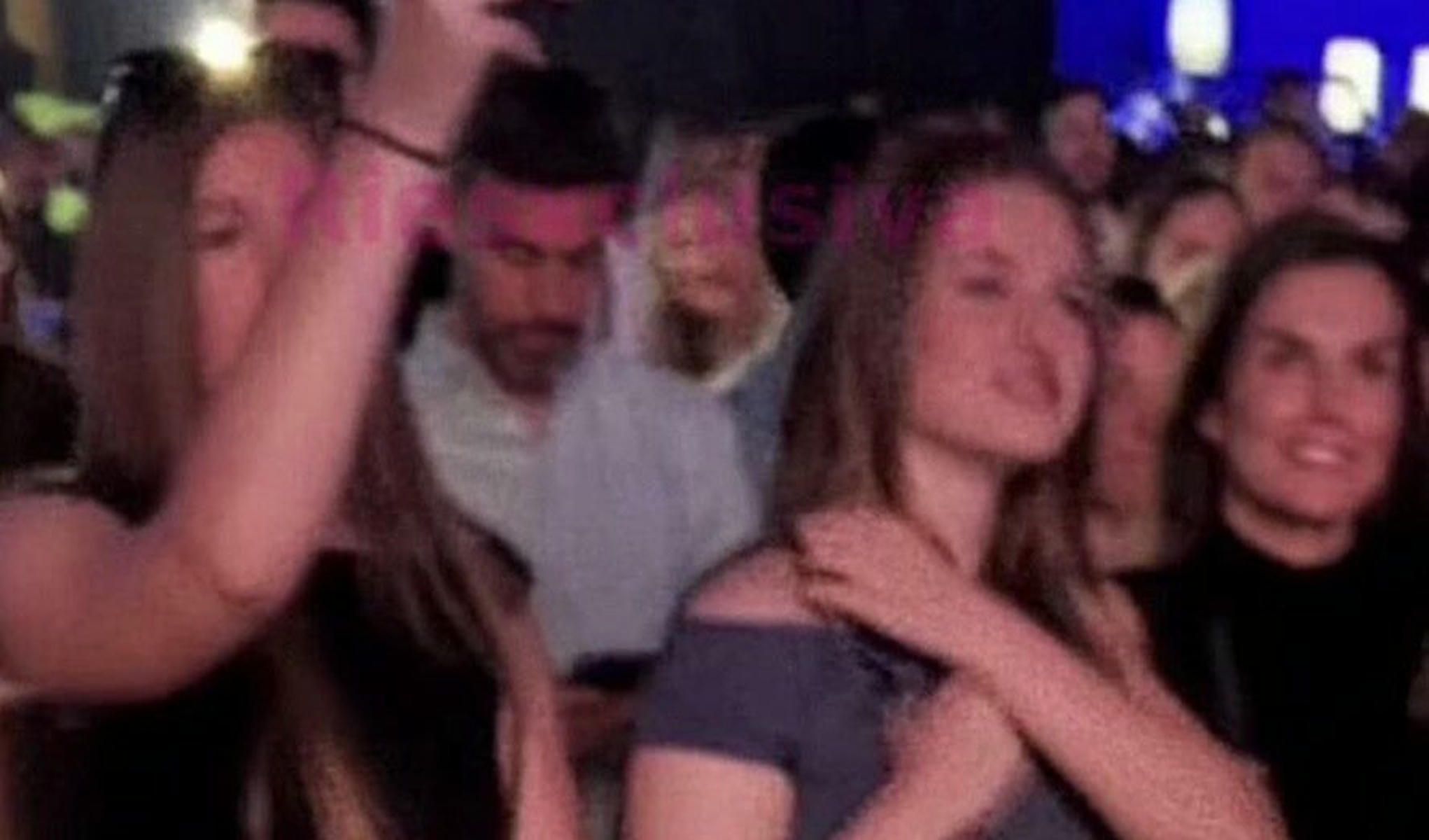 La reina, junto a sus hijas, la princesa Leonor y la infanta Sofía, disfrutando del 'LuxTour' de Rosalía en Madrid