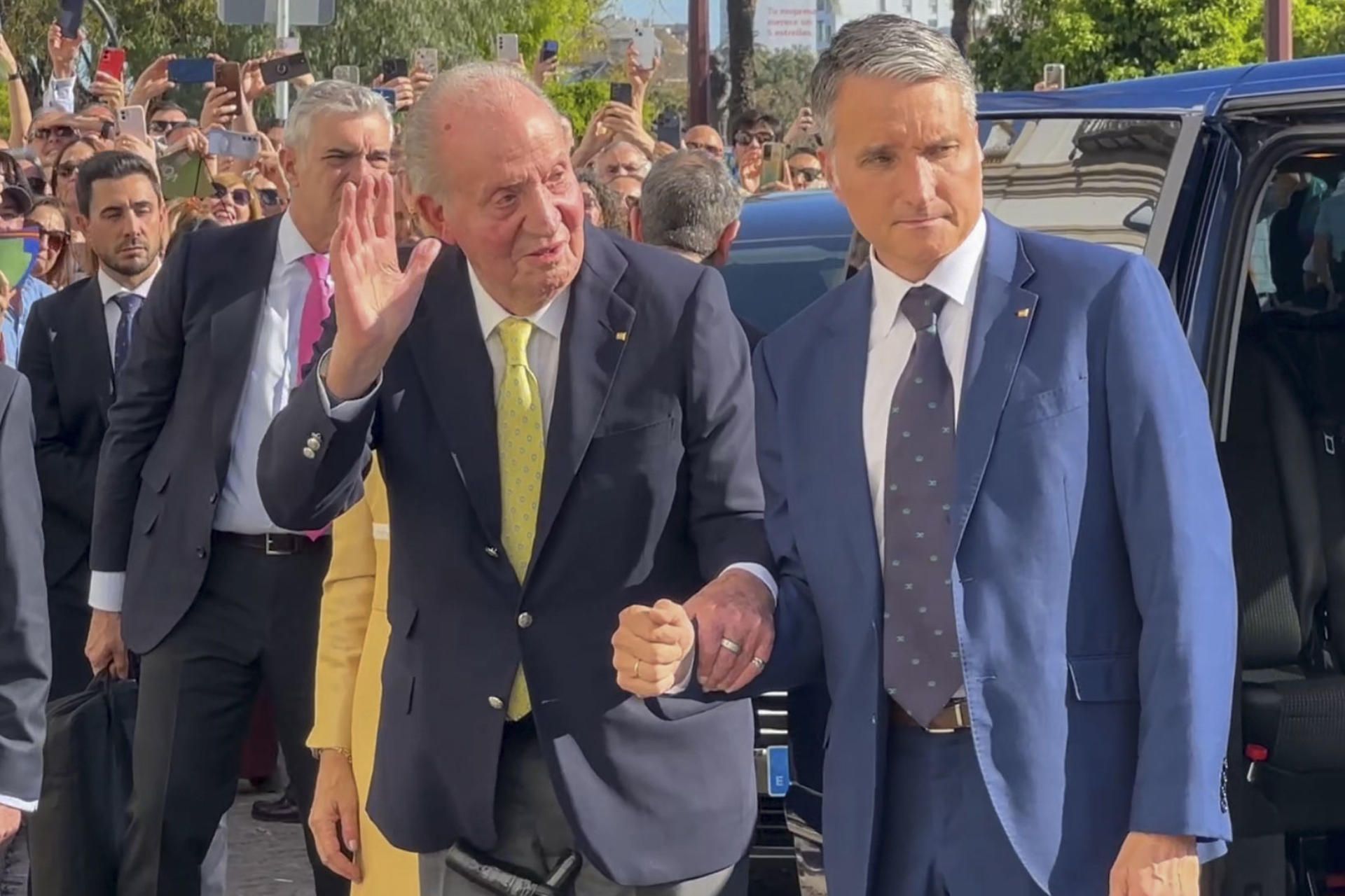 El rey emérito Juan Carlos I asiste a la corrida de este domingo en la plaza de toros de La Maestranza de Sevilla para la reaparición de Morante de la Puebla, en una corrida en la que completan cartel el peruano Roca Rey y David de Miranda.