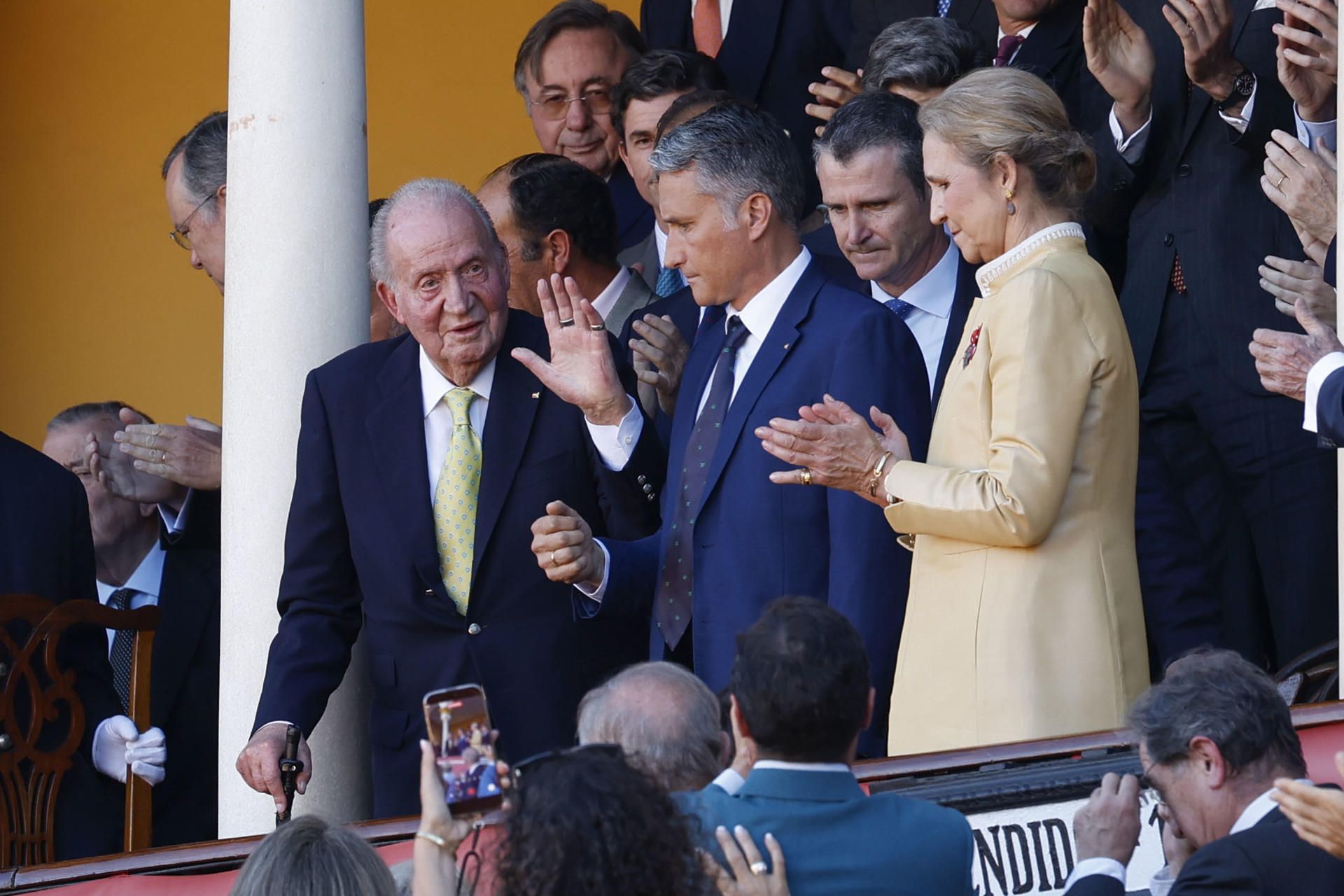 f2aef734937cc5459ef94ab55ac5ec94f4El público de la plaza de toros de La Maestranza de Sevilla ha recibido esta tarde con una ovación al rey emérito Juan Carlos I, que asiste a la reaparición de Morante de la Puebla, en una corrida en la que completan cartel el peruano Roca Rey y David de Miranda.dea46aw