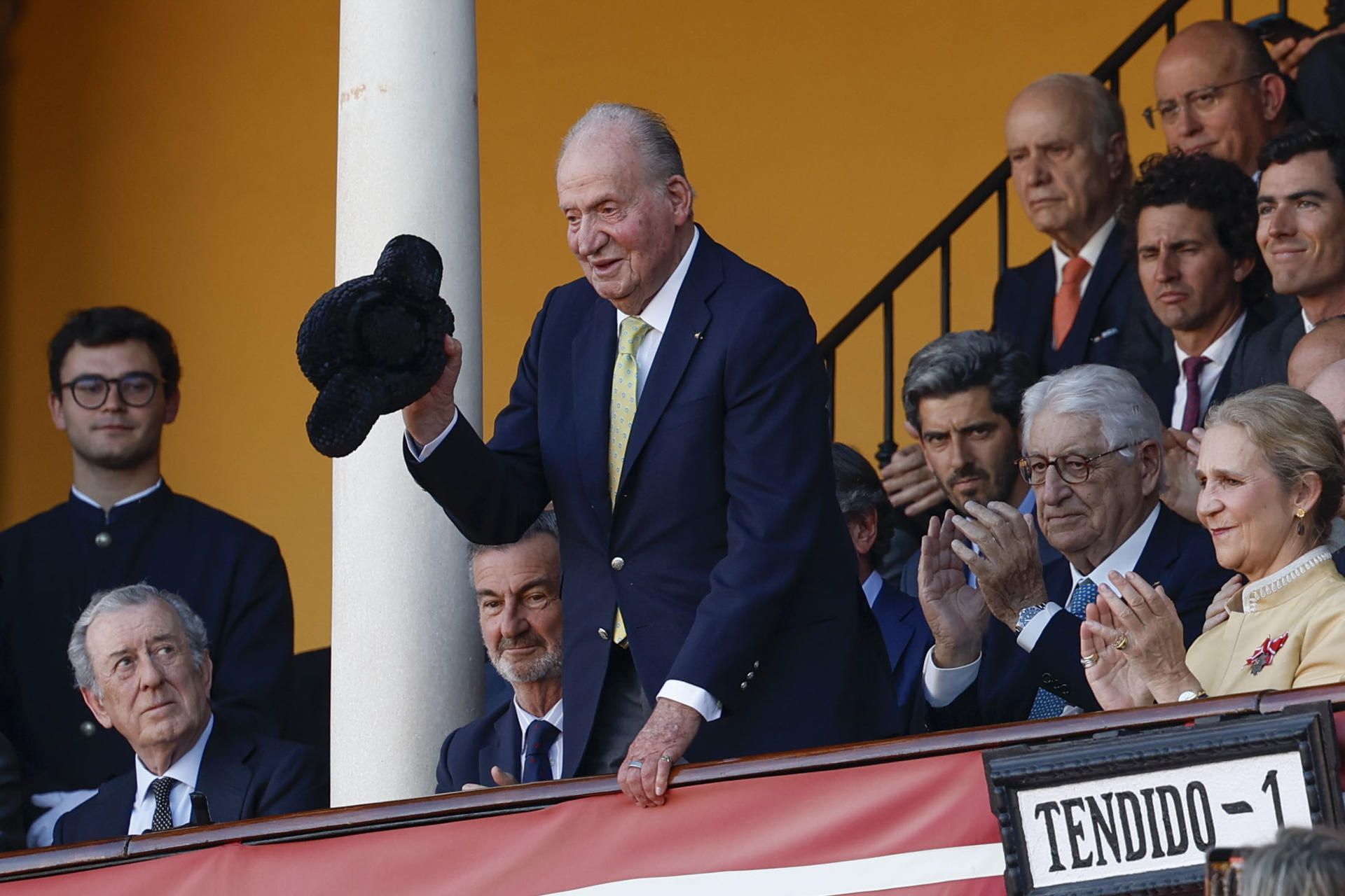 El público de la plaza de toros de La Maestranza de Sevilla ha recibido esta tarde con una ovación al rey emérito Juan Carlos I, que asiste a la reaparición de Morante de la Puebla, en una corrida en la que completan cartel el peruano Roca Rey y David de Miranda.