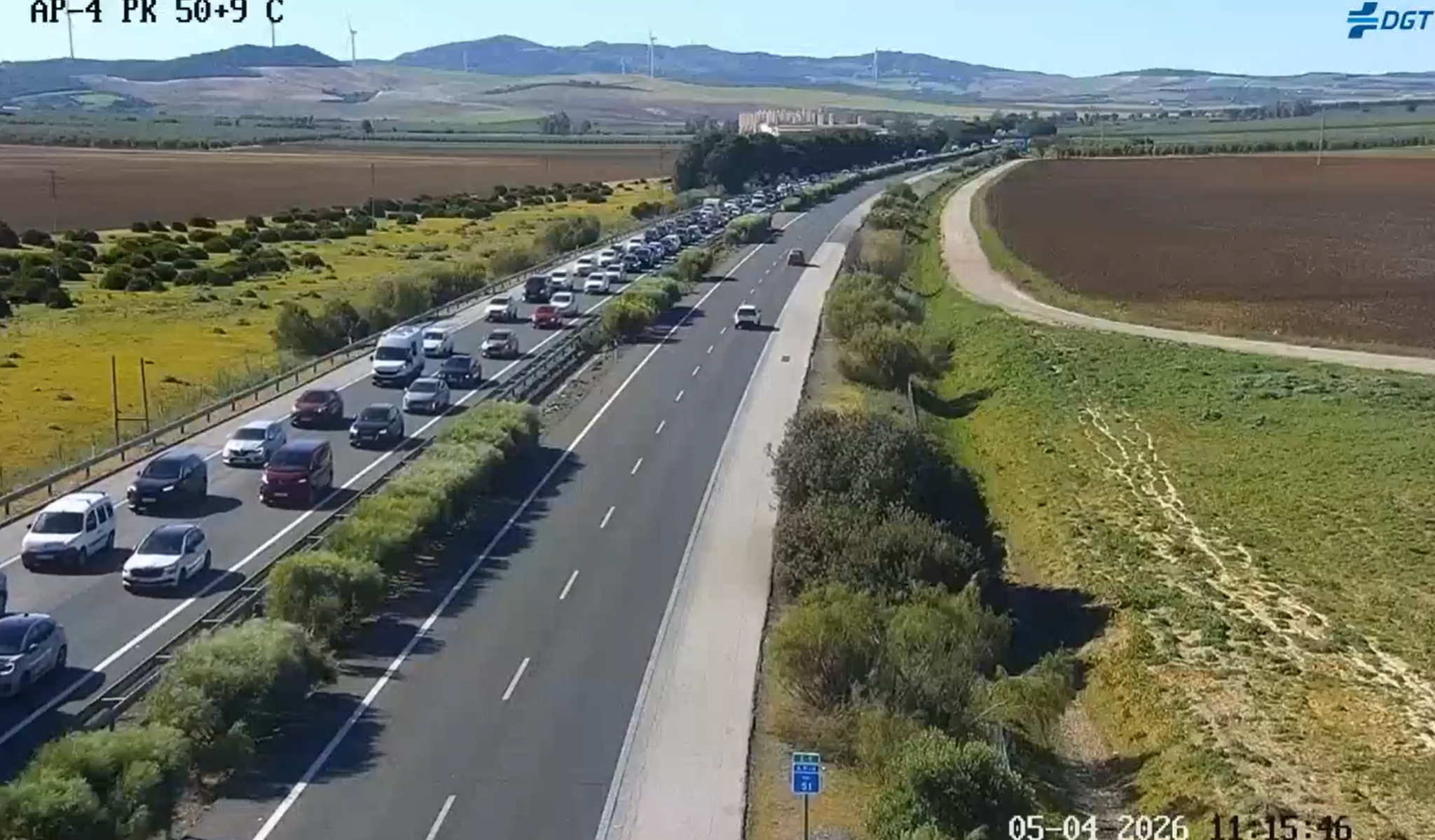 Retenciones en la AP 4 dirección Sevilla tras un accidente en plena Operación Retorno Retenciones en la AP 4 dirección Sevilla tras un accidente en plena Operación Retorno