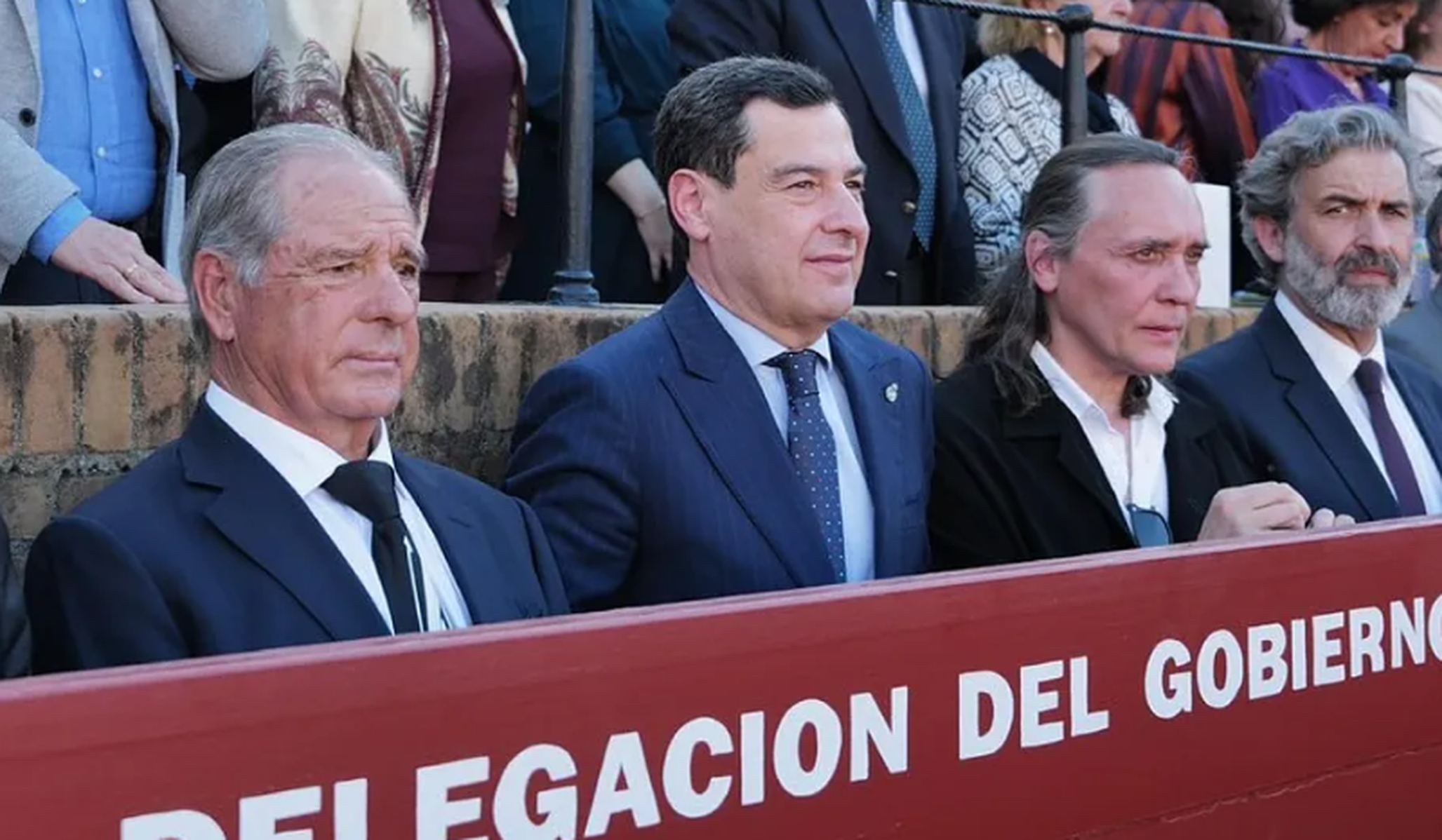 Juanma Moreno presente en el inicio de temporada taurina en La Maestranza junto a Paco Ojeda y Vicente Amigo. Lances de Futuro Juanma Moreno presente en el inicio de temporada taurina en La Maestranza junto a Paco Ojeda y Vicente Amigo. Lances de Futuro
