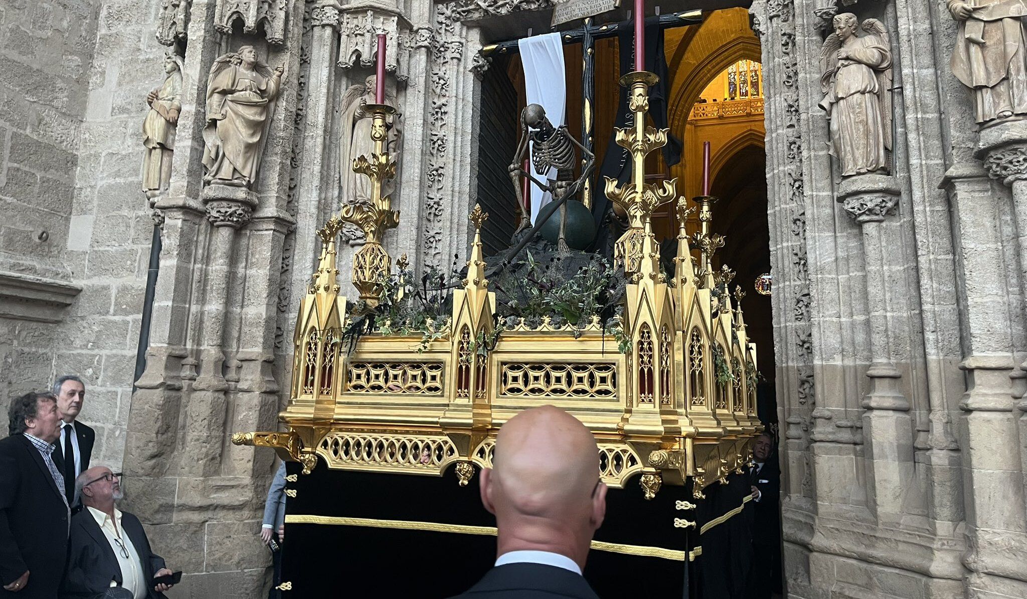 La Canina, a su salida de la Catedral. 