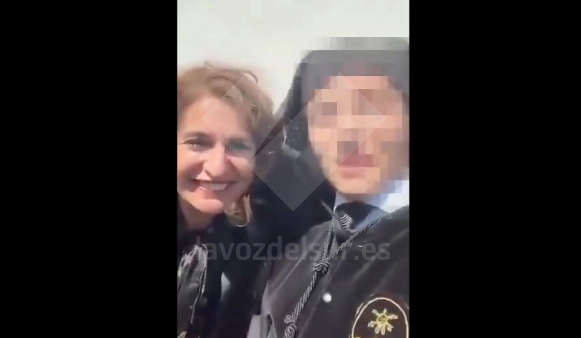 Montero, con el cargador de la Hermandad del Cristo de la Expiración de Jerez. (1)