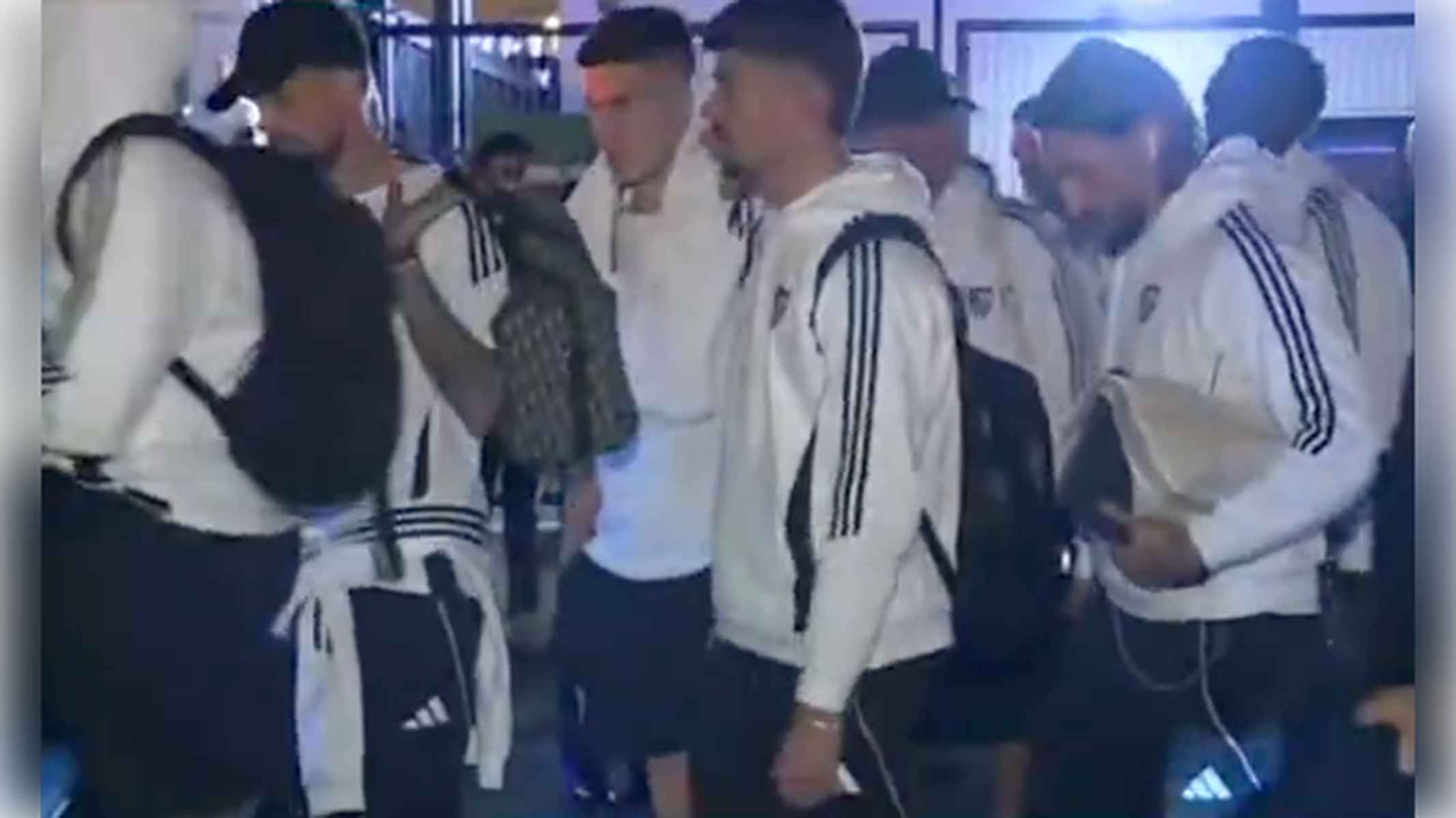 Jugadores del Sevilla FC, subiendo al autobús.