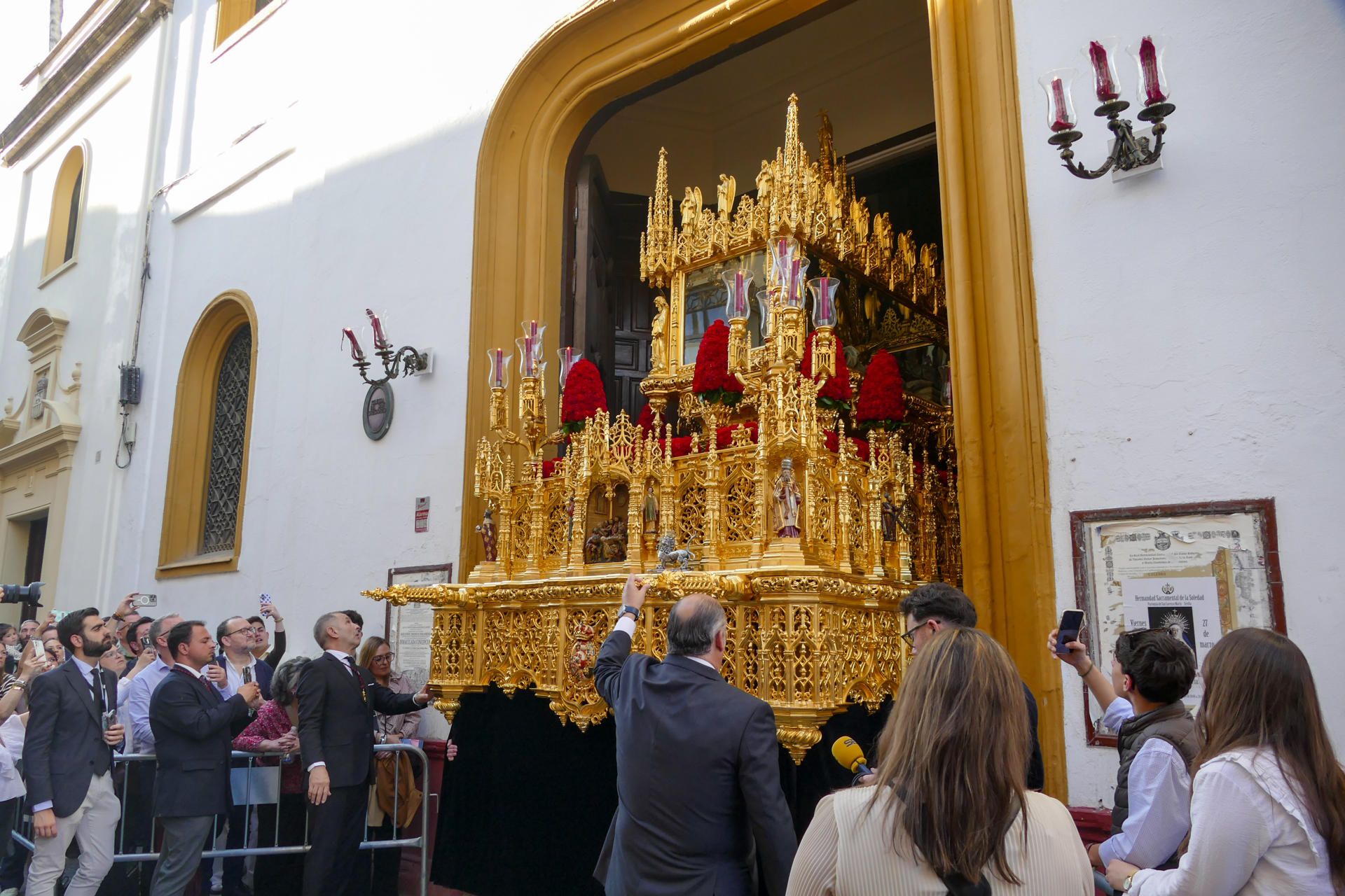 La salida del Santo Entierro este Viernes Santo. La salida del Santo Entierro este Viernes Santo.