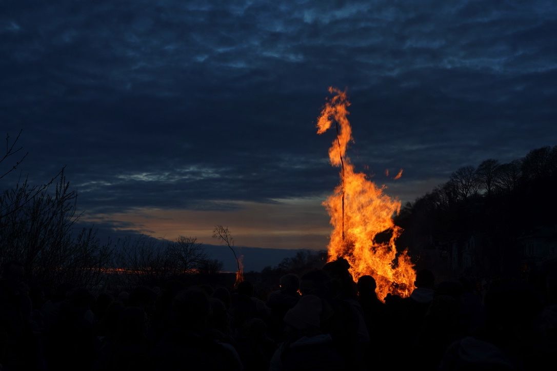 Los rostros del fuego de Pascua.