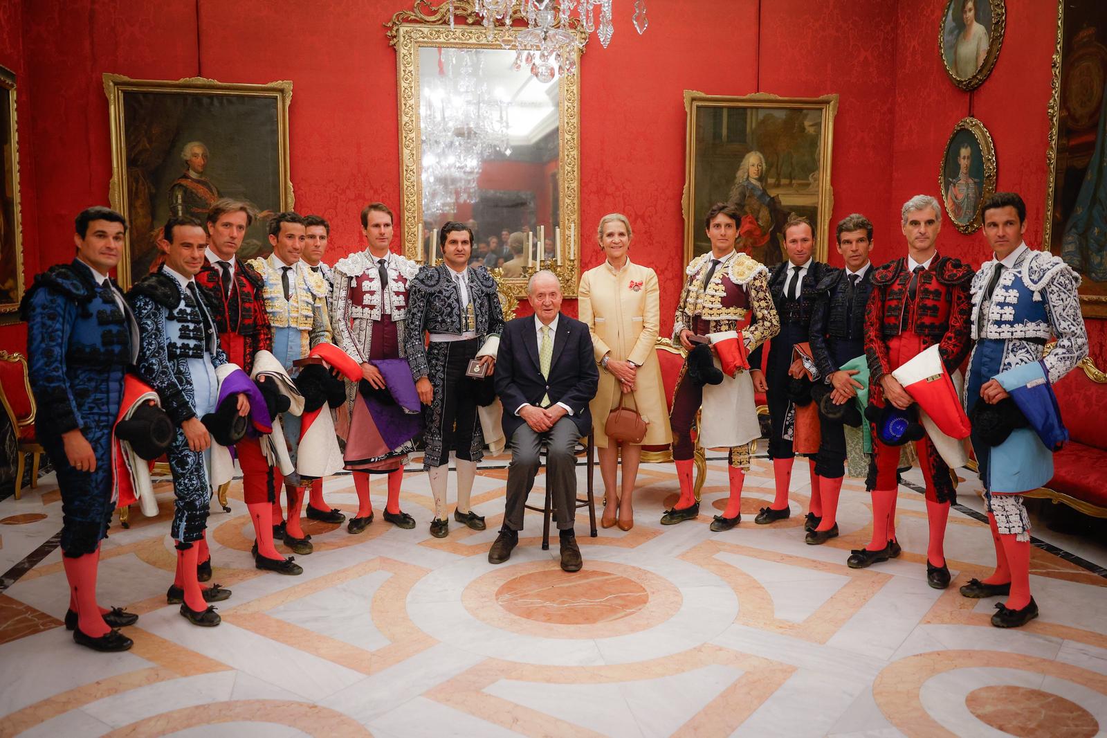 El emérito con varios toreros en la Maestranza.