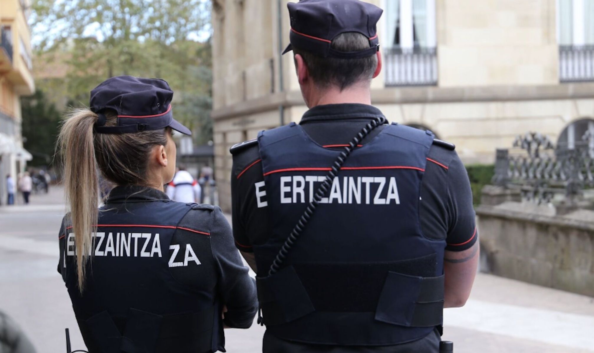 La Ertzaintza detiene a un hombre por apuñalar presuntamente a su mujer delante de sus cuatro hijos.