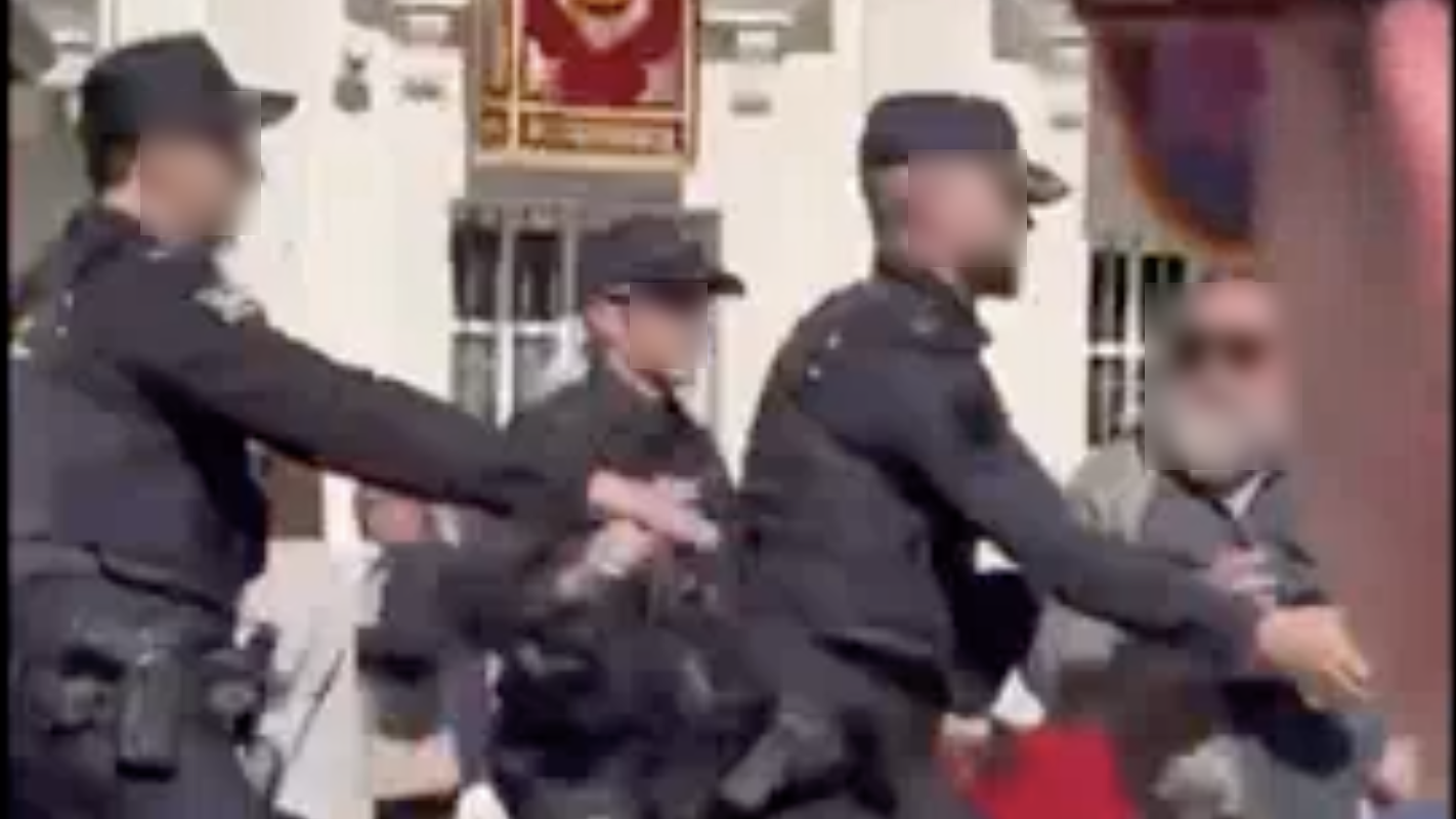 Momento de la agresión verbal a Juanma Moreno en Cabra.