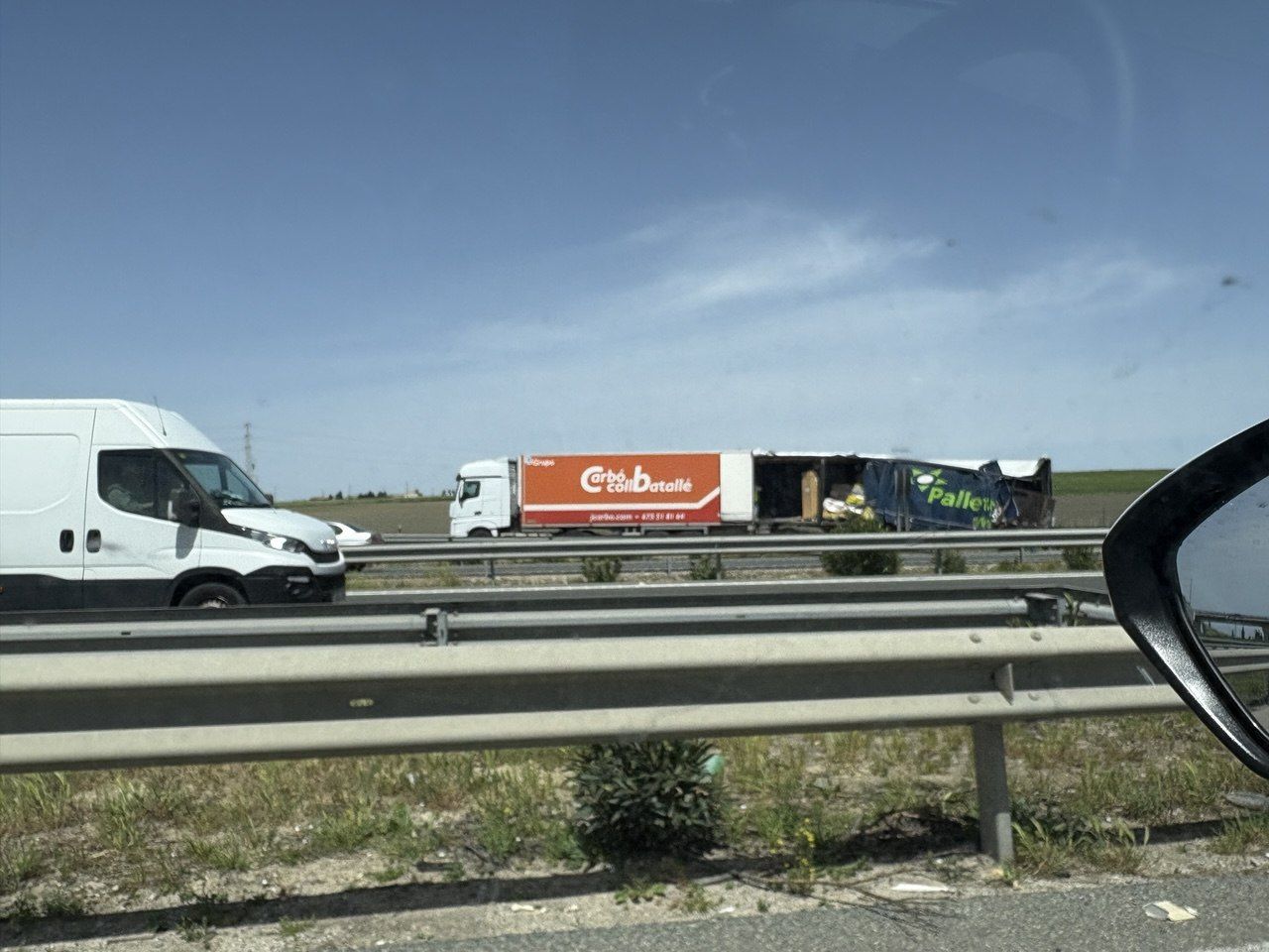 Los camiones accidentados a la altura de Jerez.