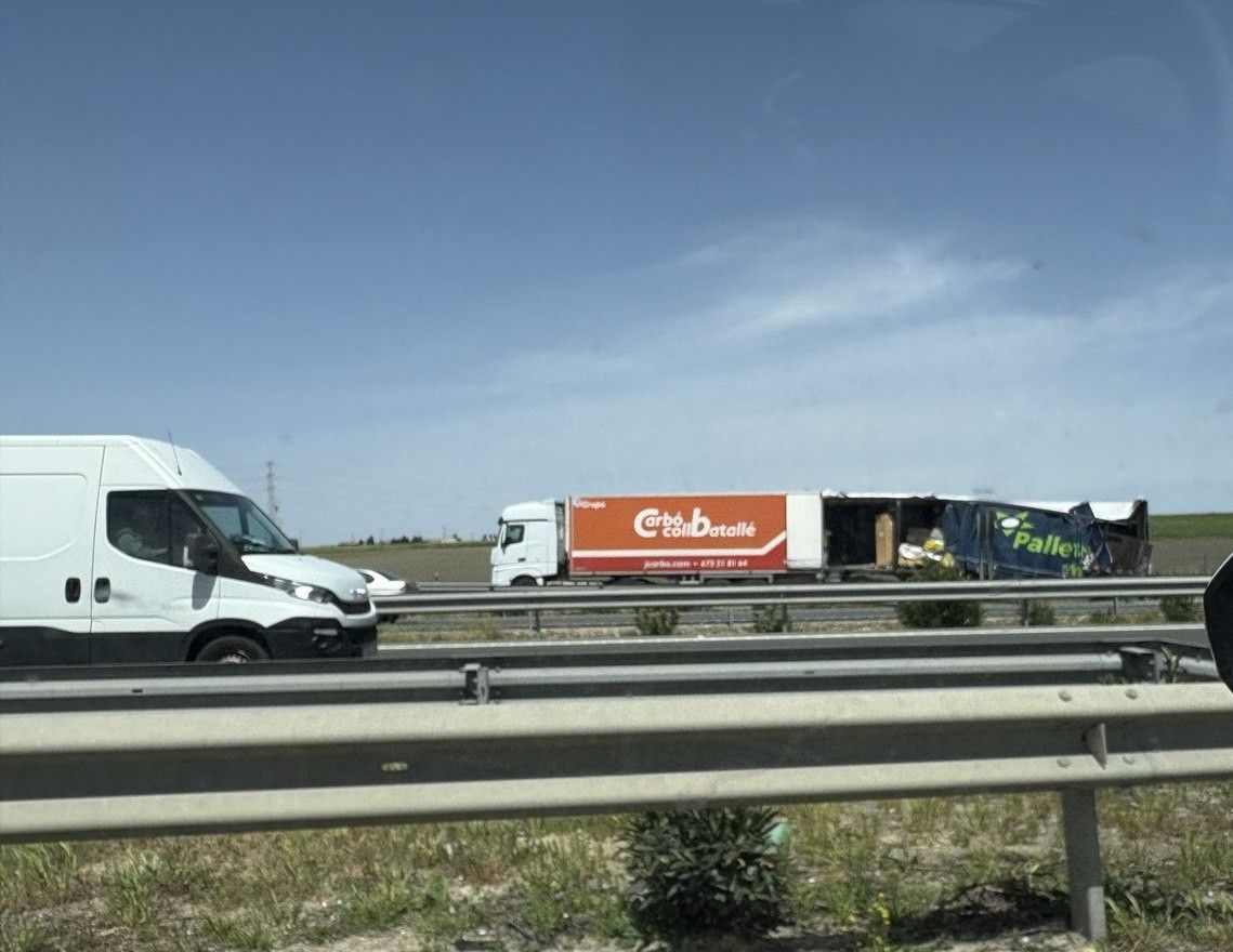 Los camiones accidentados a la altura de Jerez. Los camiones accidentados a la altura de Jerez.