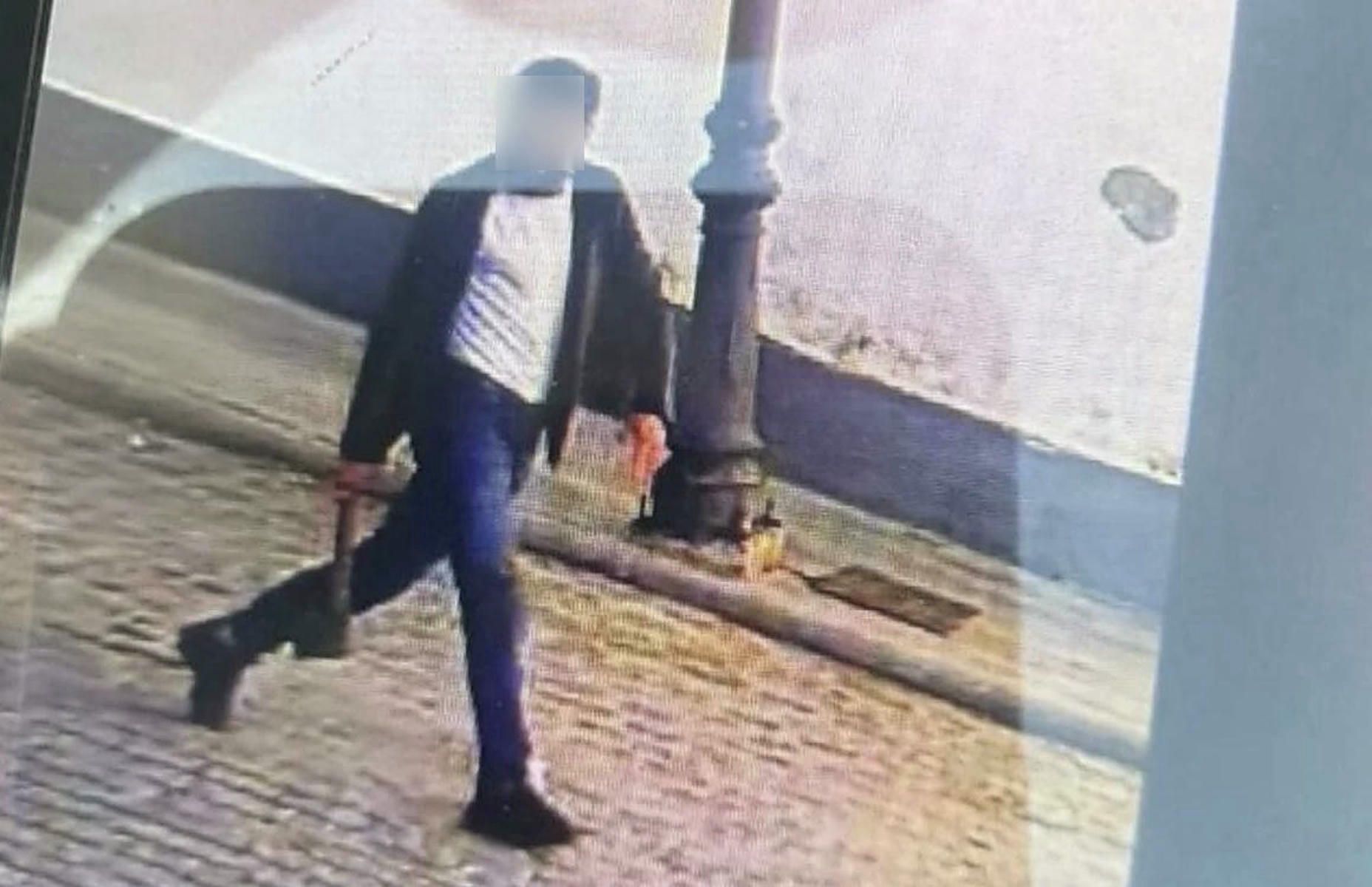 El hombre, durante el ataque con hacha en Montefrío.