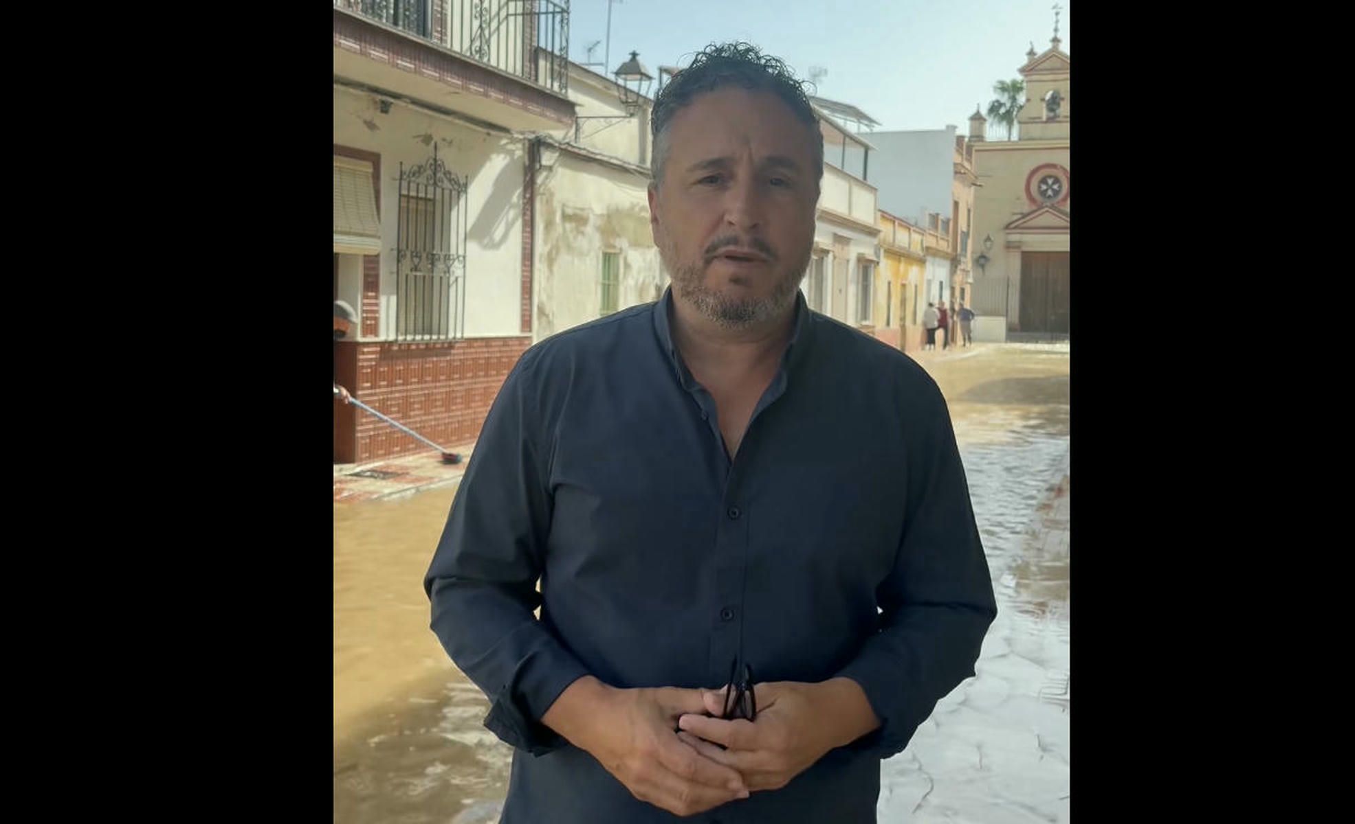 El alcalde de Tocina, Francisco José Calvo, en una de las zonas inundadas.