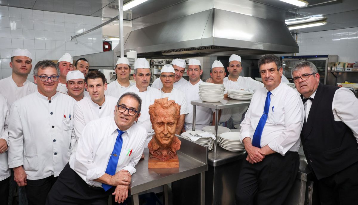 Homenaje hosteleros a Pepe Ballesteros Venta Esteban escultura