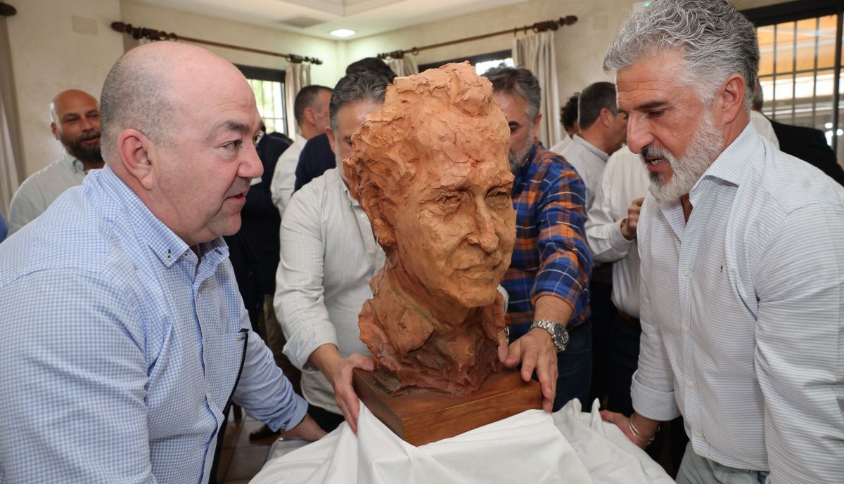 Homenaje hosteleros a Pepe Ballesteros Venta Esteban escultura 3
