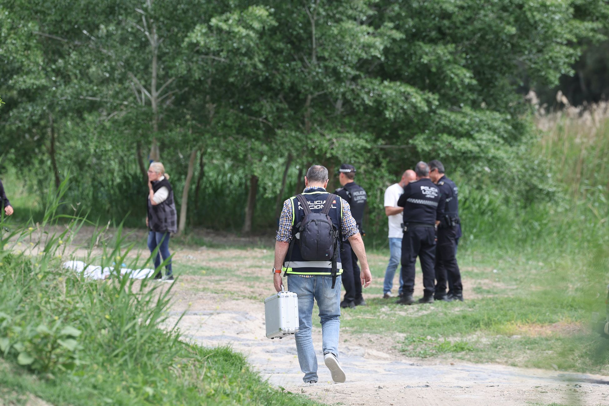 Policía Científica junto a Policía Local tras el rescate del cadáver del piragüista muerto en aguas del Guadalete a su paso por Jerez, este lunes.
