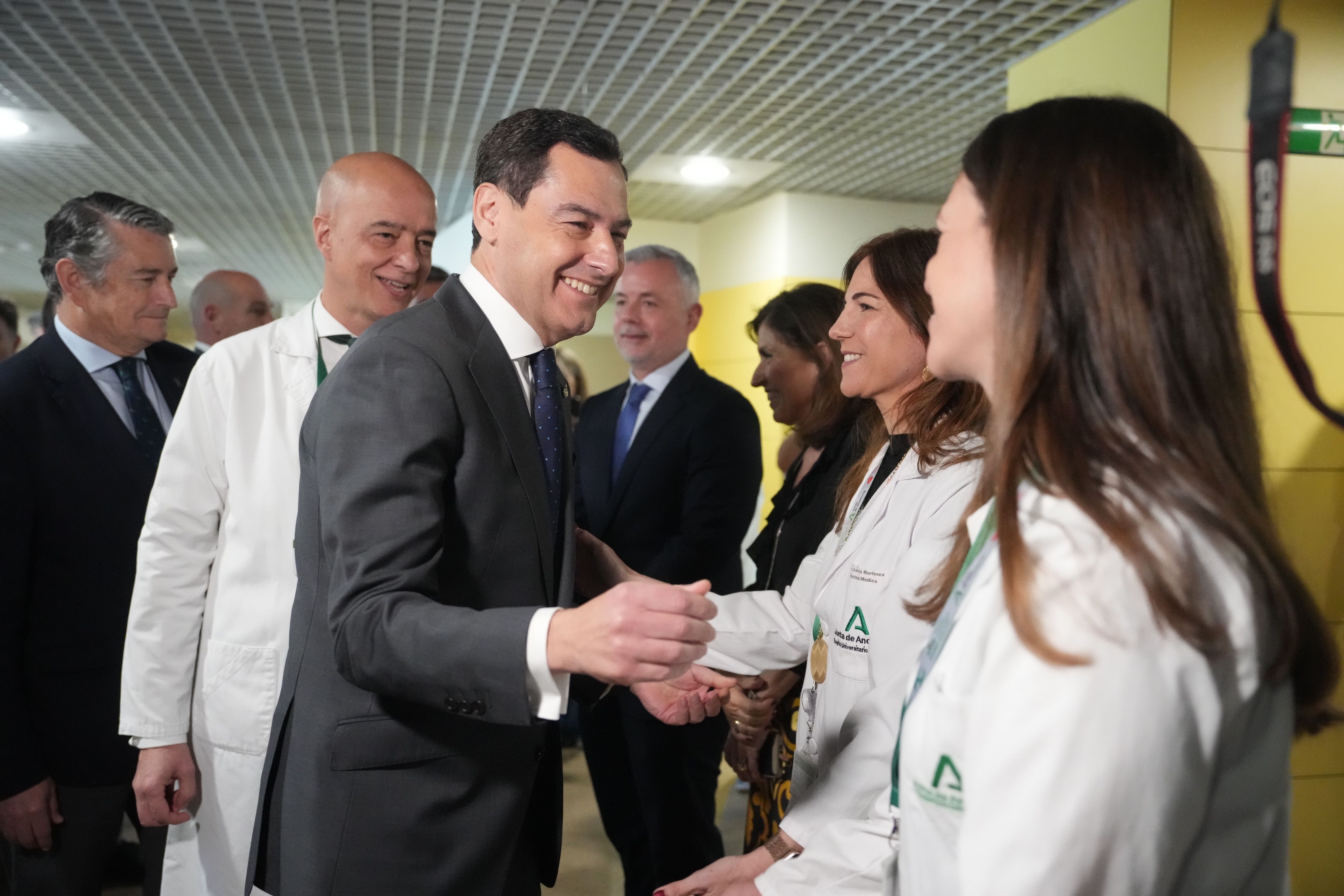 Visita de Juanma Moreno al Hospital Universitario Reina Sofía en Córdoba.