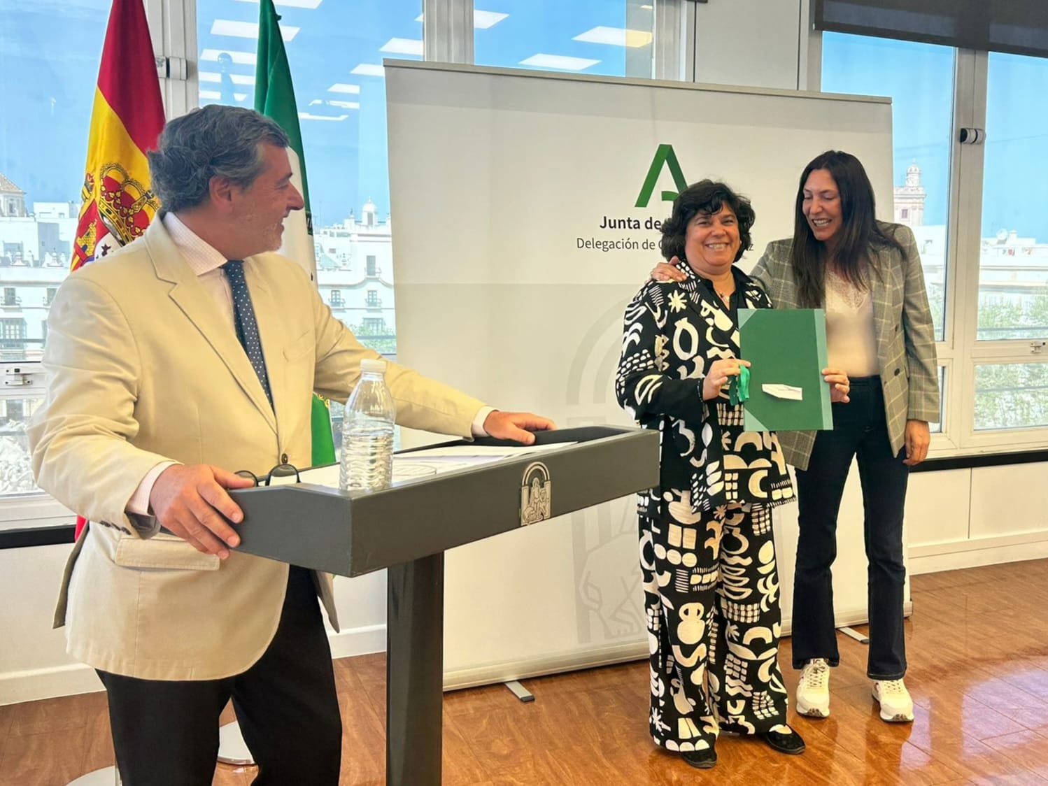  La alcaldesa firma la adenda al convenio de ampliación de plazas del Centro de Alzheimer en Sanlúcar.