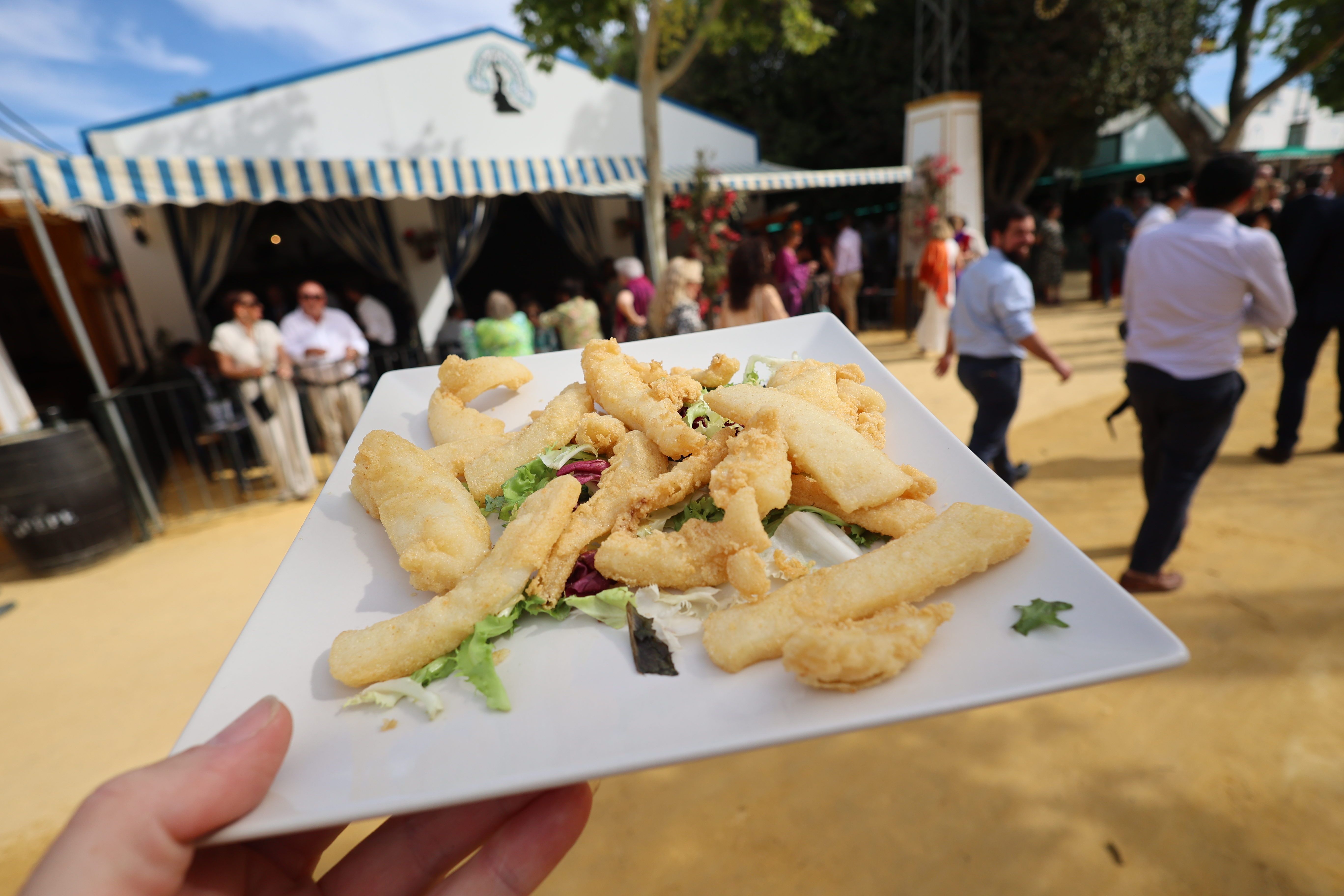 Un plato de chocos ante la caseta de la Peña la Bulería, en Jerez.