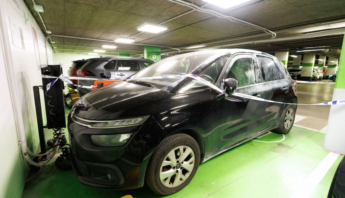 El coche sobre el que pesó la amenaza de bomba sigue estacionado en el parking del Arenal, este lunes en Jerez.