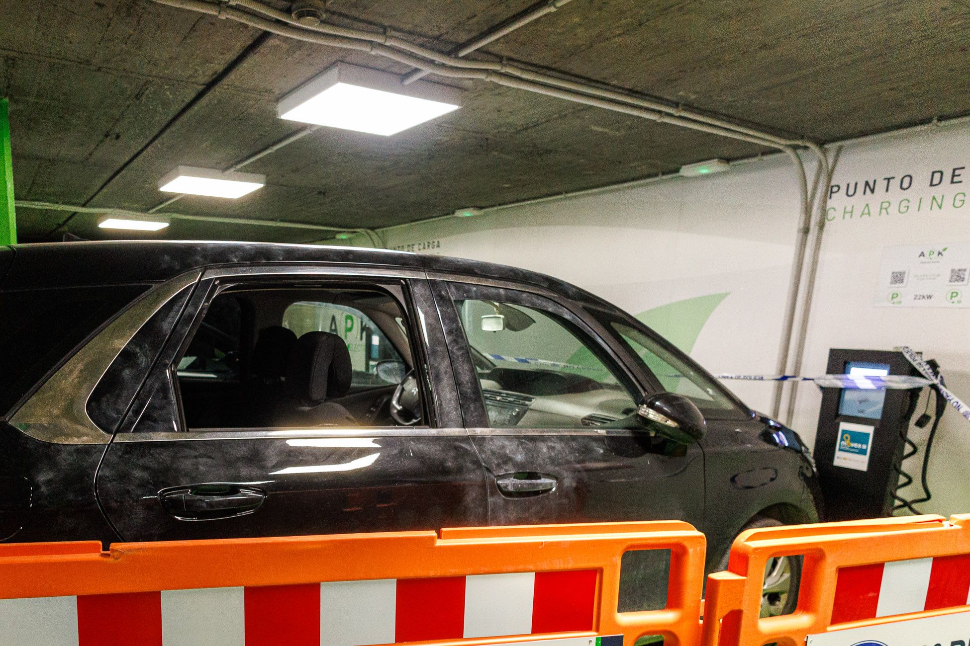 El coche de la amenaza de bomba sigue estacionado en el parking del Arenal, este lunes en Jerez.